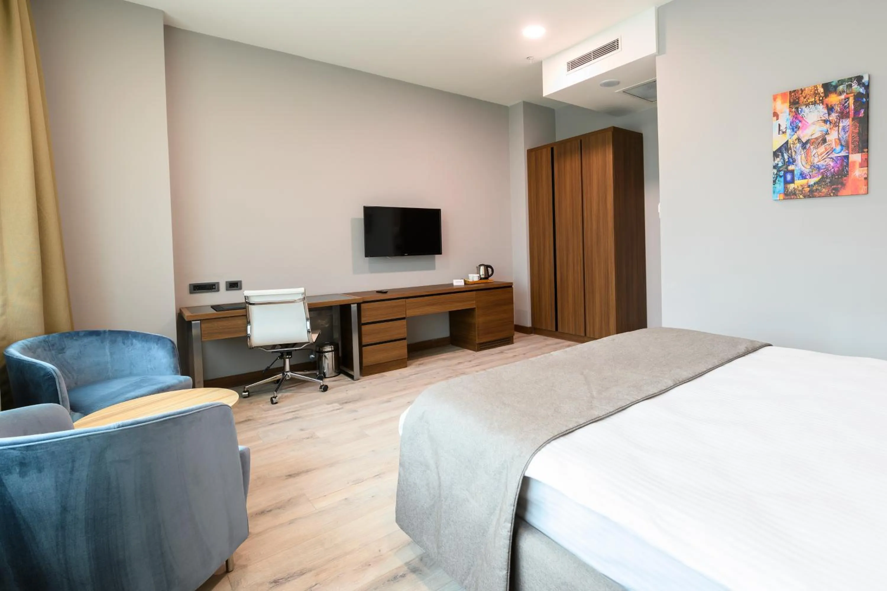 Photo of the whole room, Bed in La Quinta by Wyndham Istanbul Gunesli