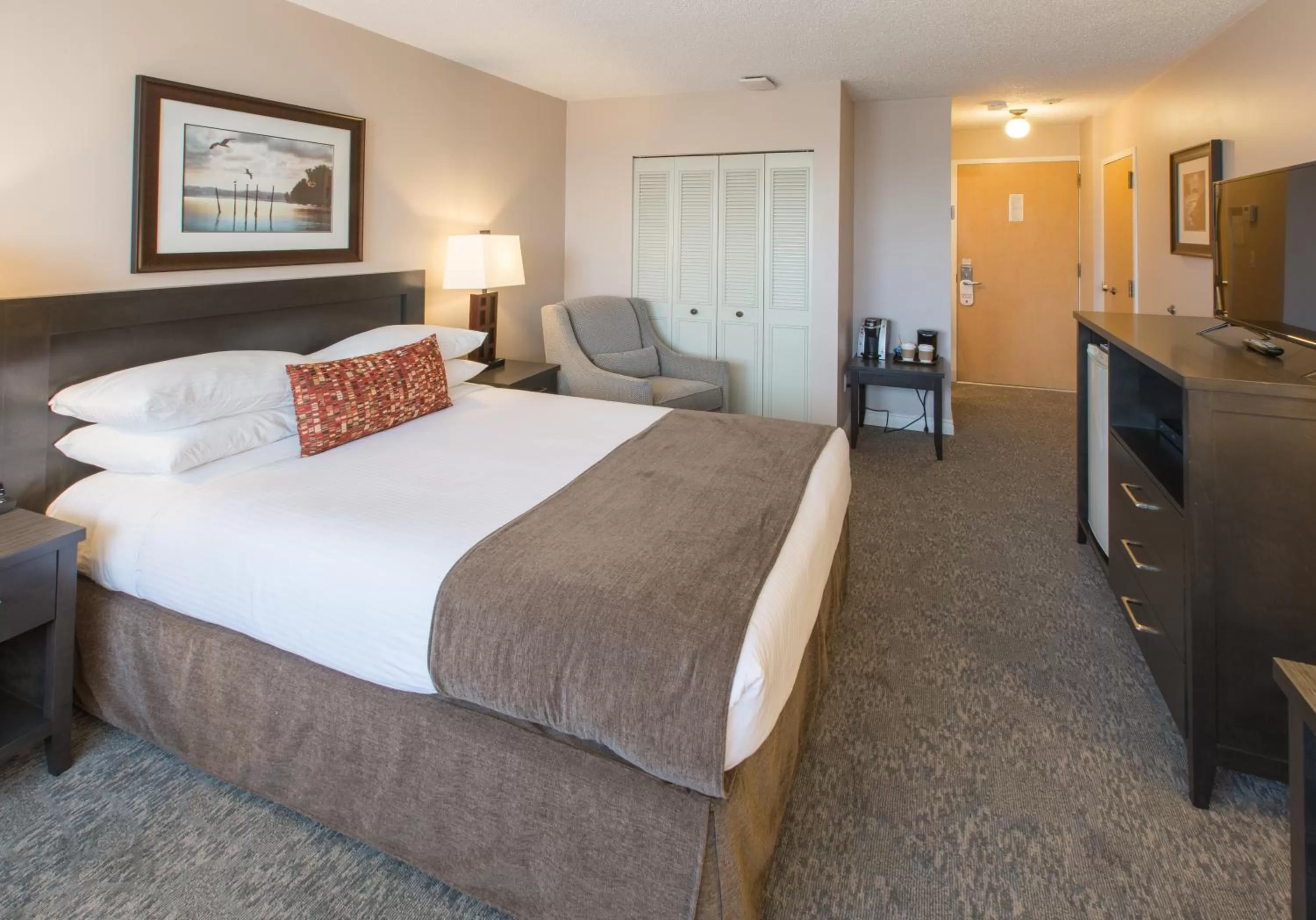 Bedroom, Bed in The Embassy Inn