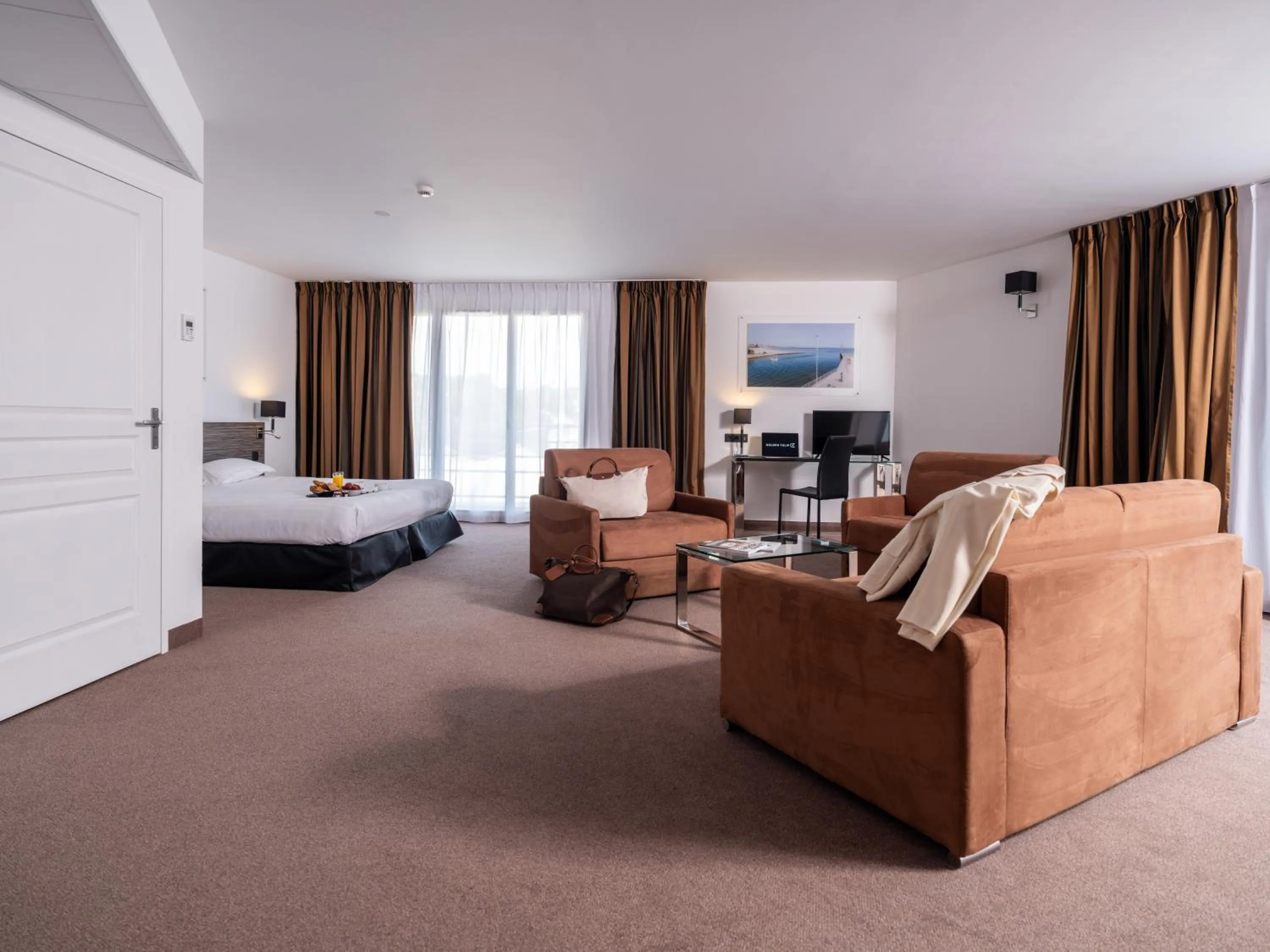 Bedroom, Bed in Golden Tulip La Baule Hotel and Residence