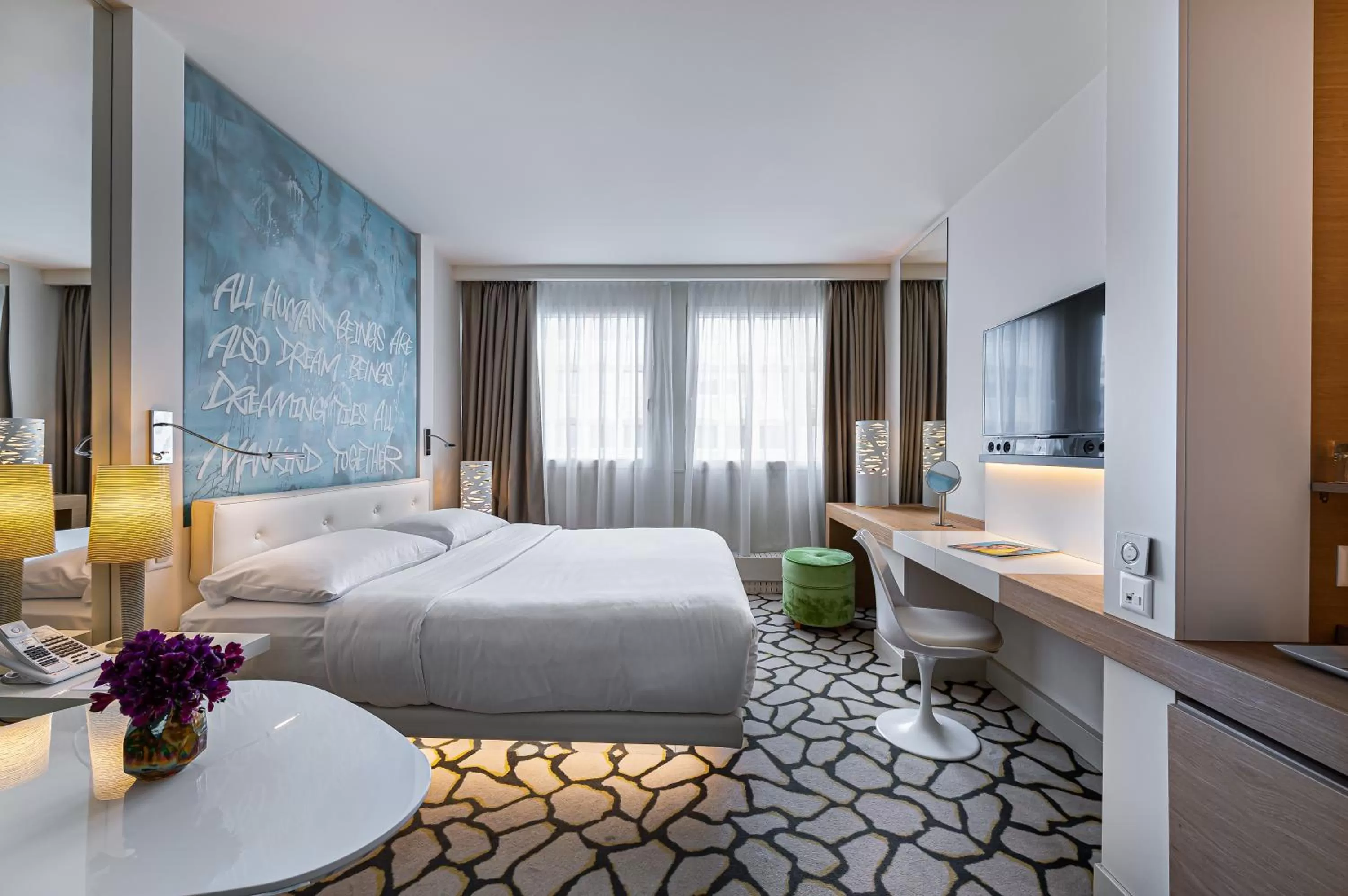 Photo of the whole room, Bed in N’vY Manotel