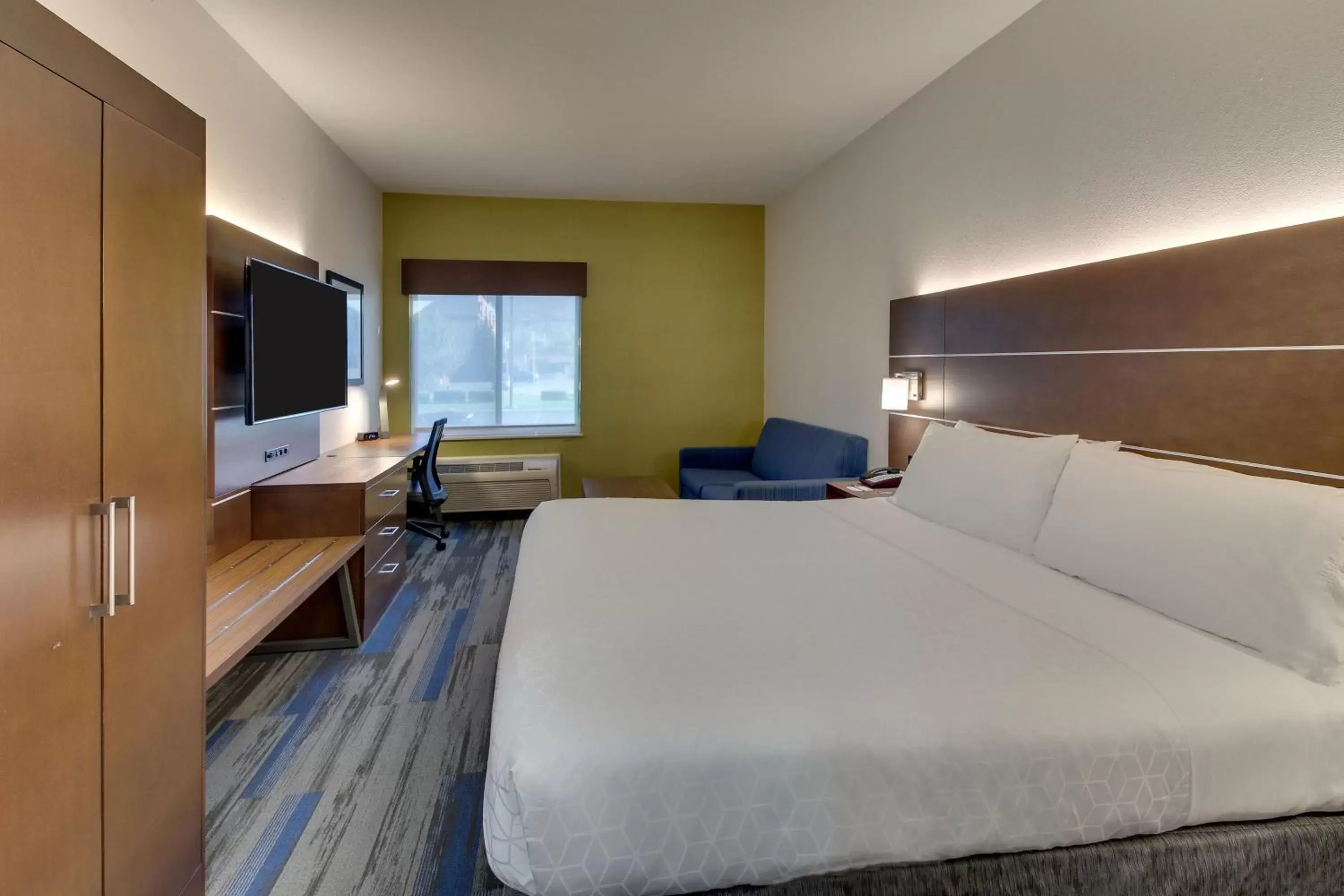 Standard King Room with Sofa Bed in Holiday Inn Express Fishkill-Mid Hudson Valley by IHG Standard King Room with Sofa Bed in Holiday Inn Express Fishkill-Mid Hudson Valley by IHG