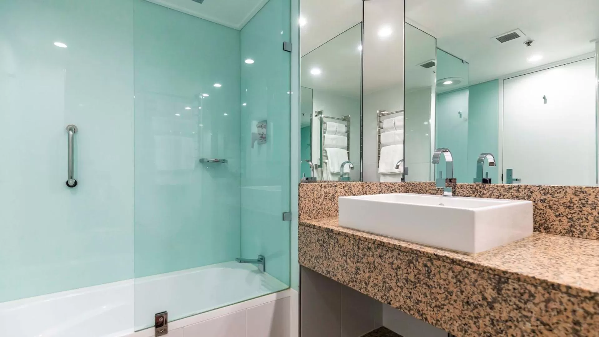 Bathroom in Hotel Grand Chancellor Hobart