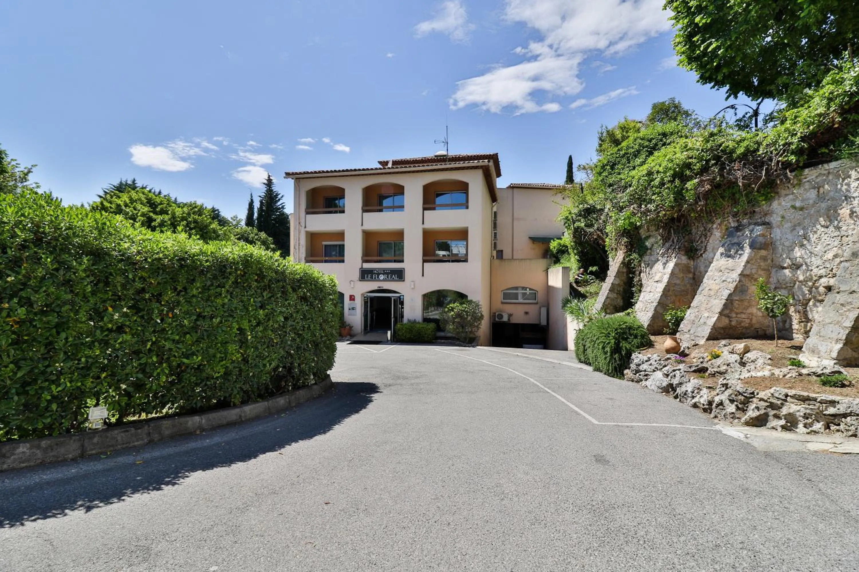 Property building in Le Floréal