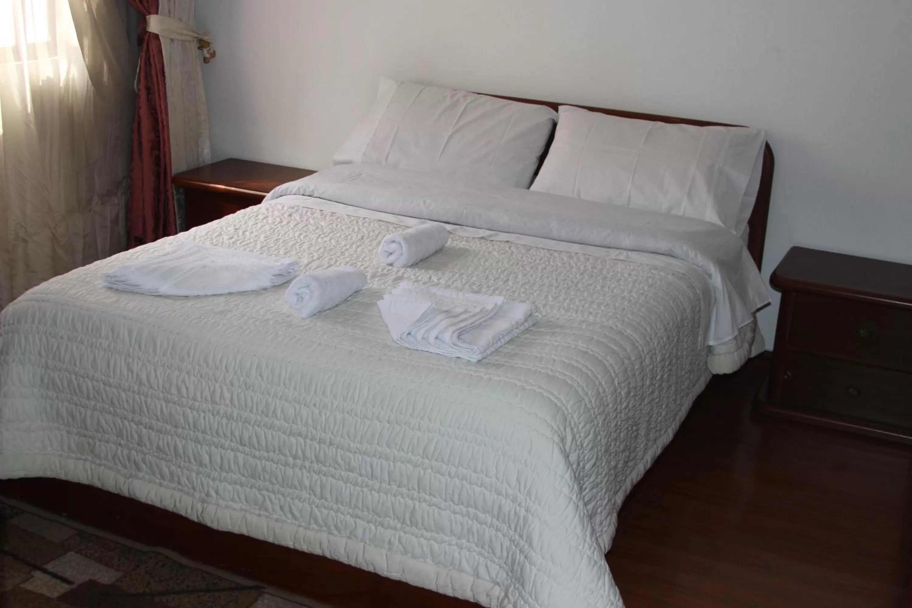 Photo of the whole room, Bed in D'lujo