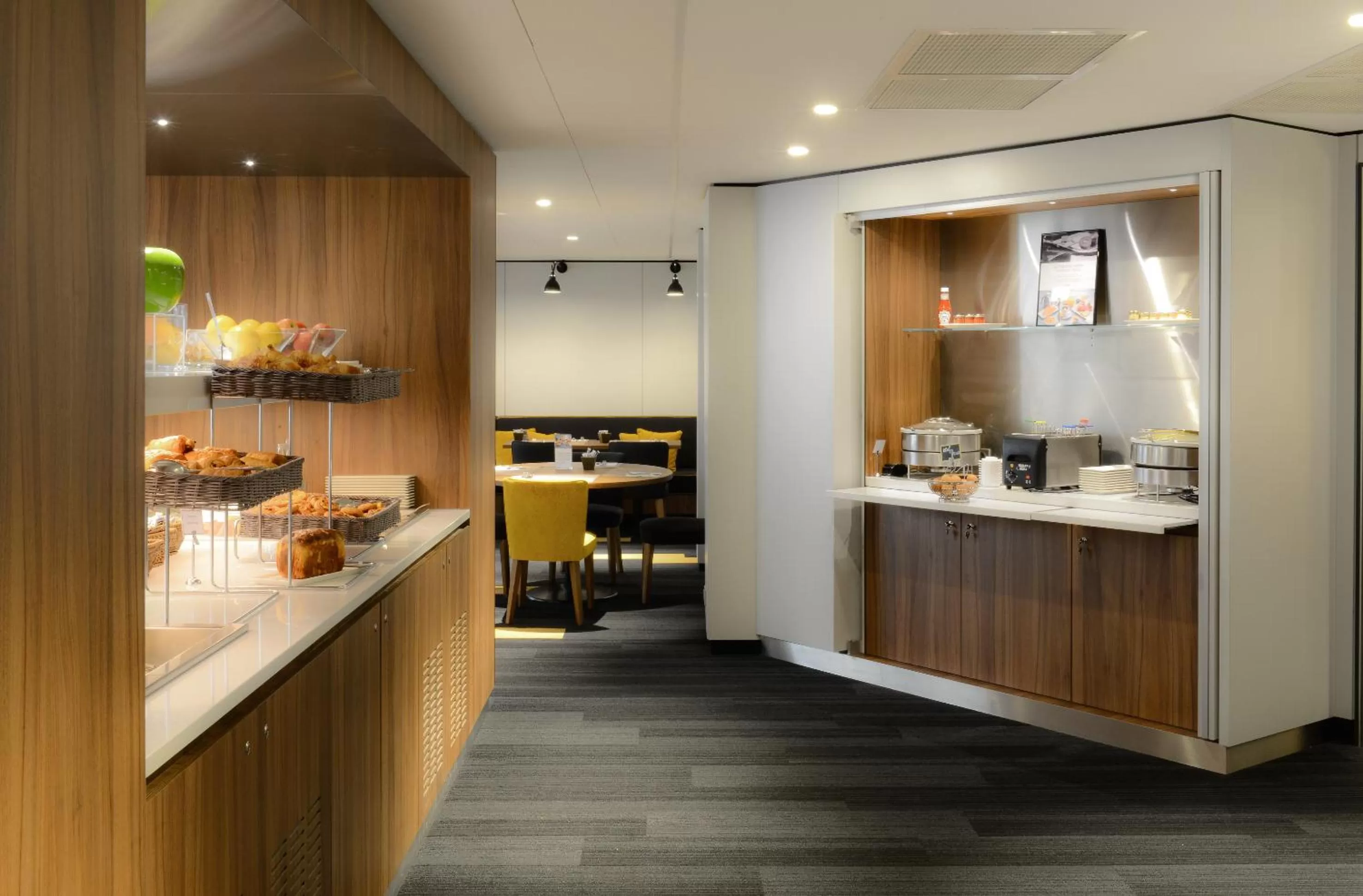 Restaurant/places to eat in Mercure Caen Centre Port De Plaisance