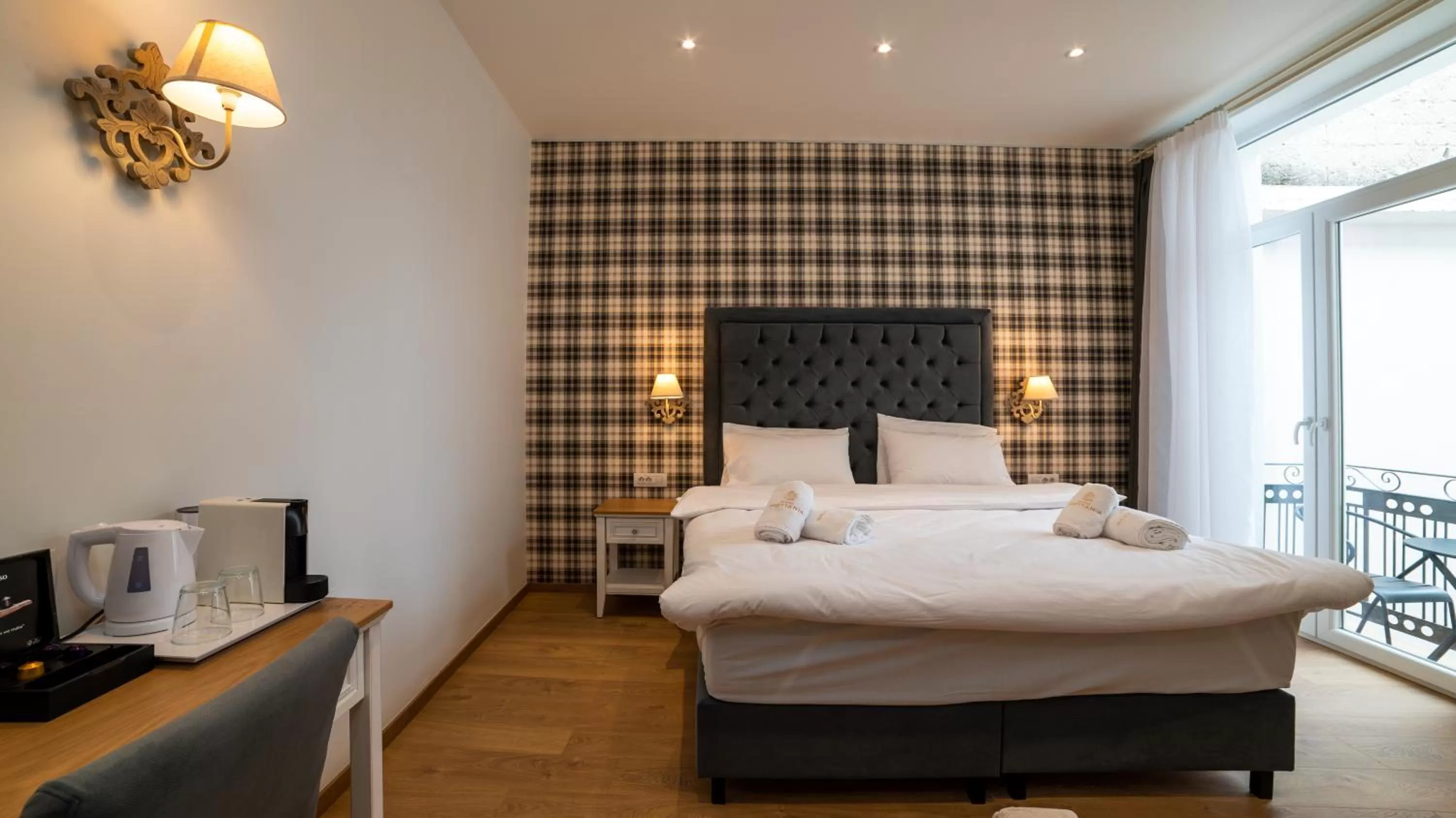 Bedroom, Bed in Brettania Hotel