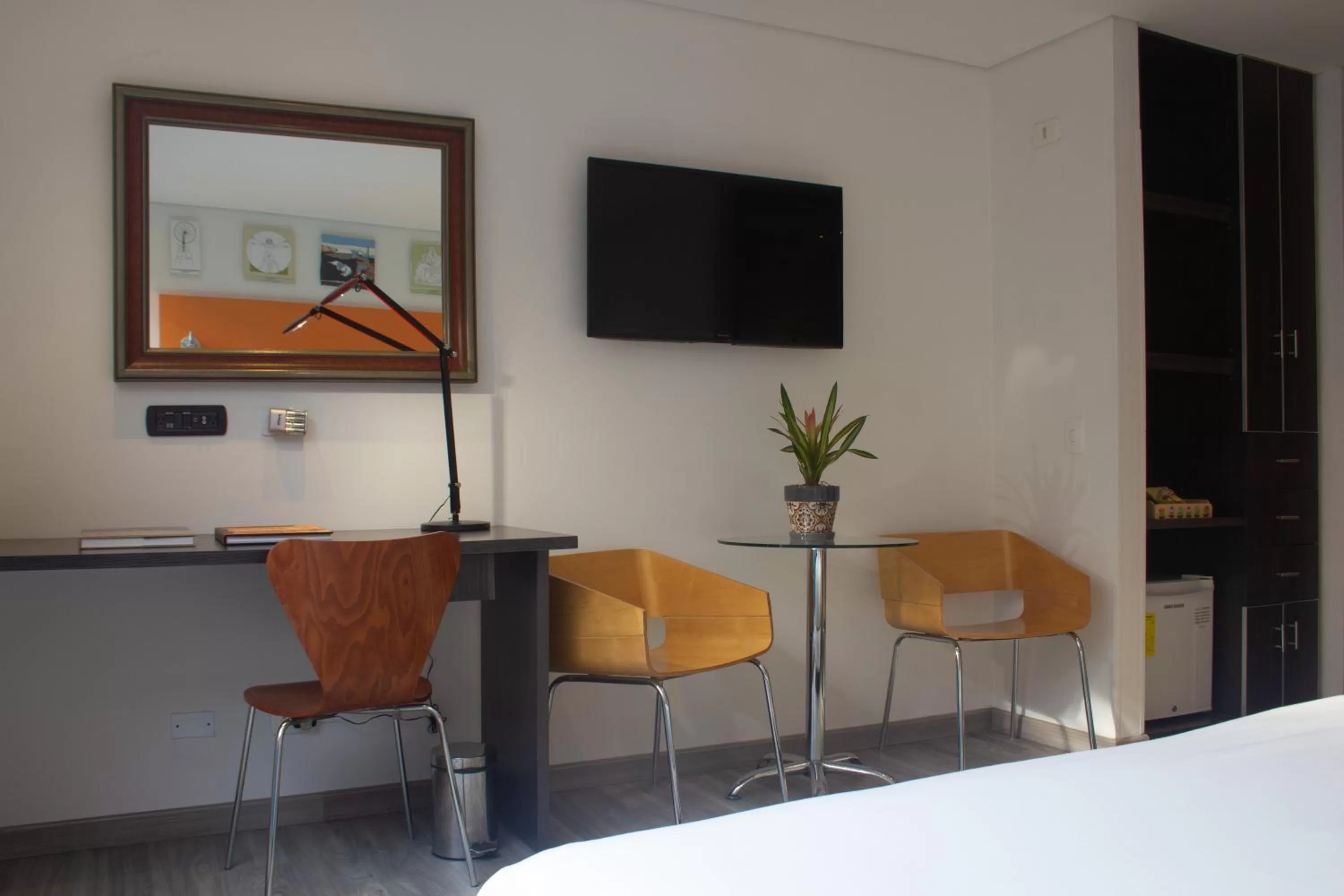 TV and multimedia, Bed in Hotel 104 Art Suites