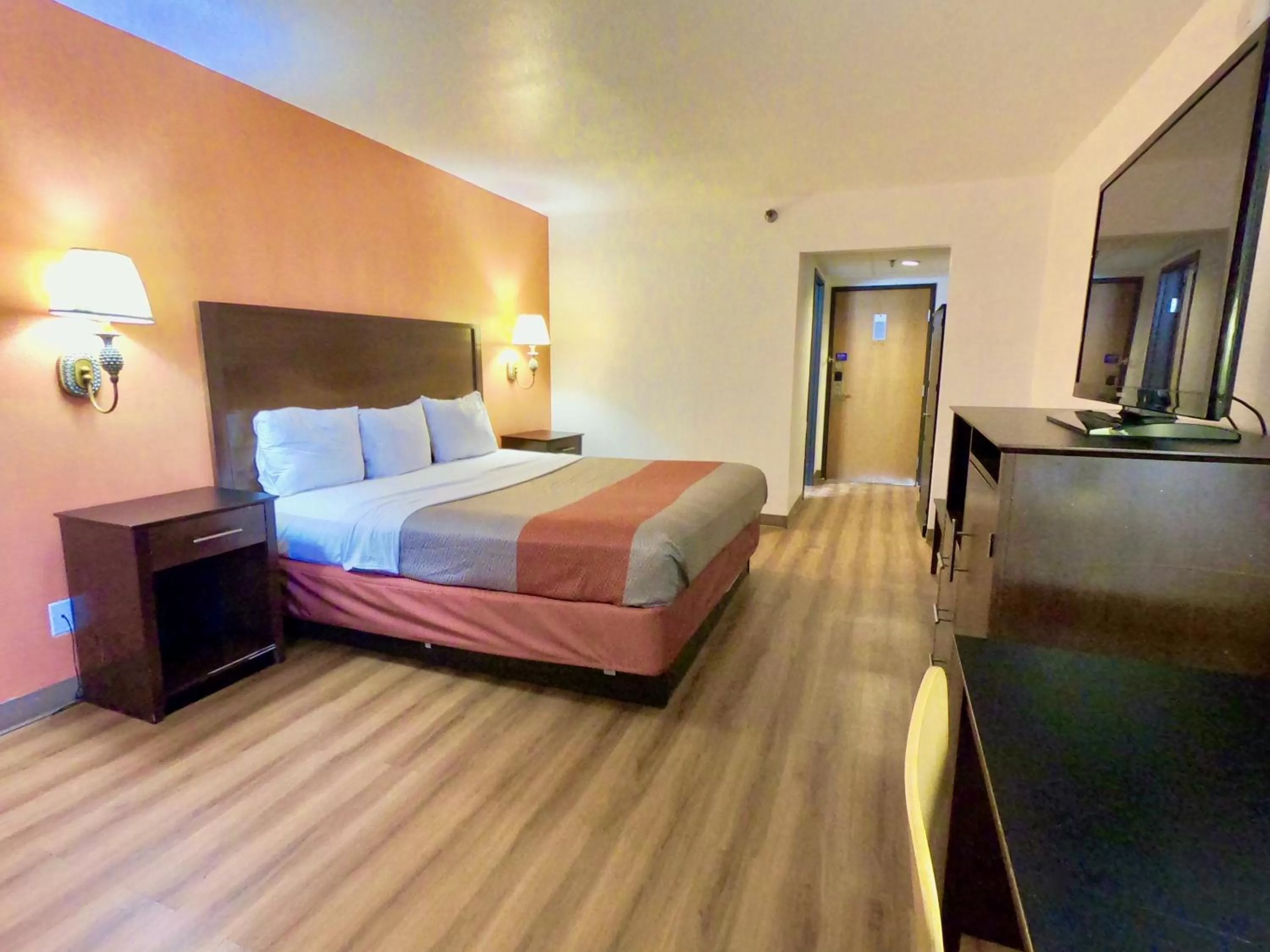 Bedroom, Bed in Motel 6-Levittown, PA - Bensalem