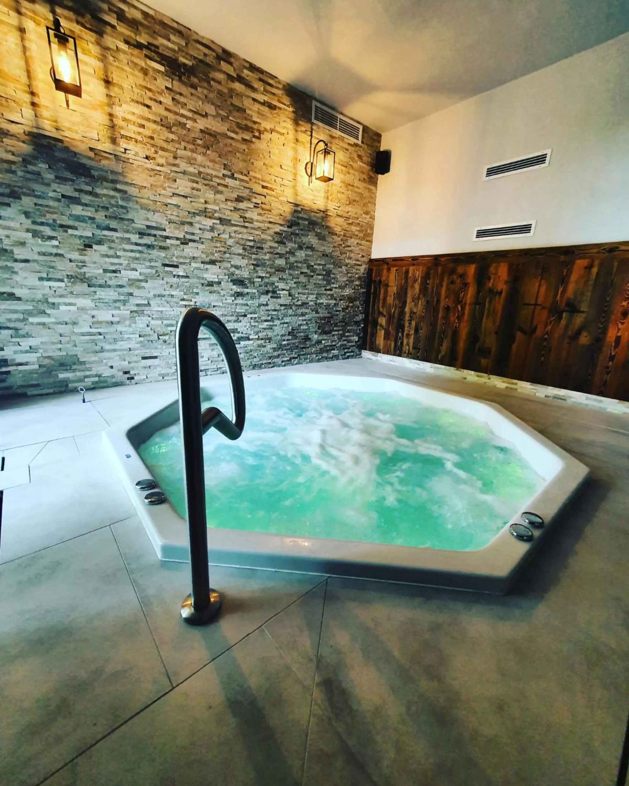 Hot Tub in Hotel Mazuria Country & SPA