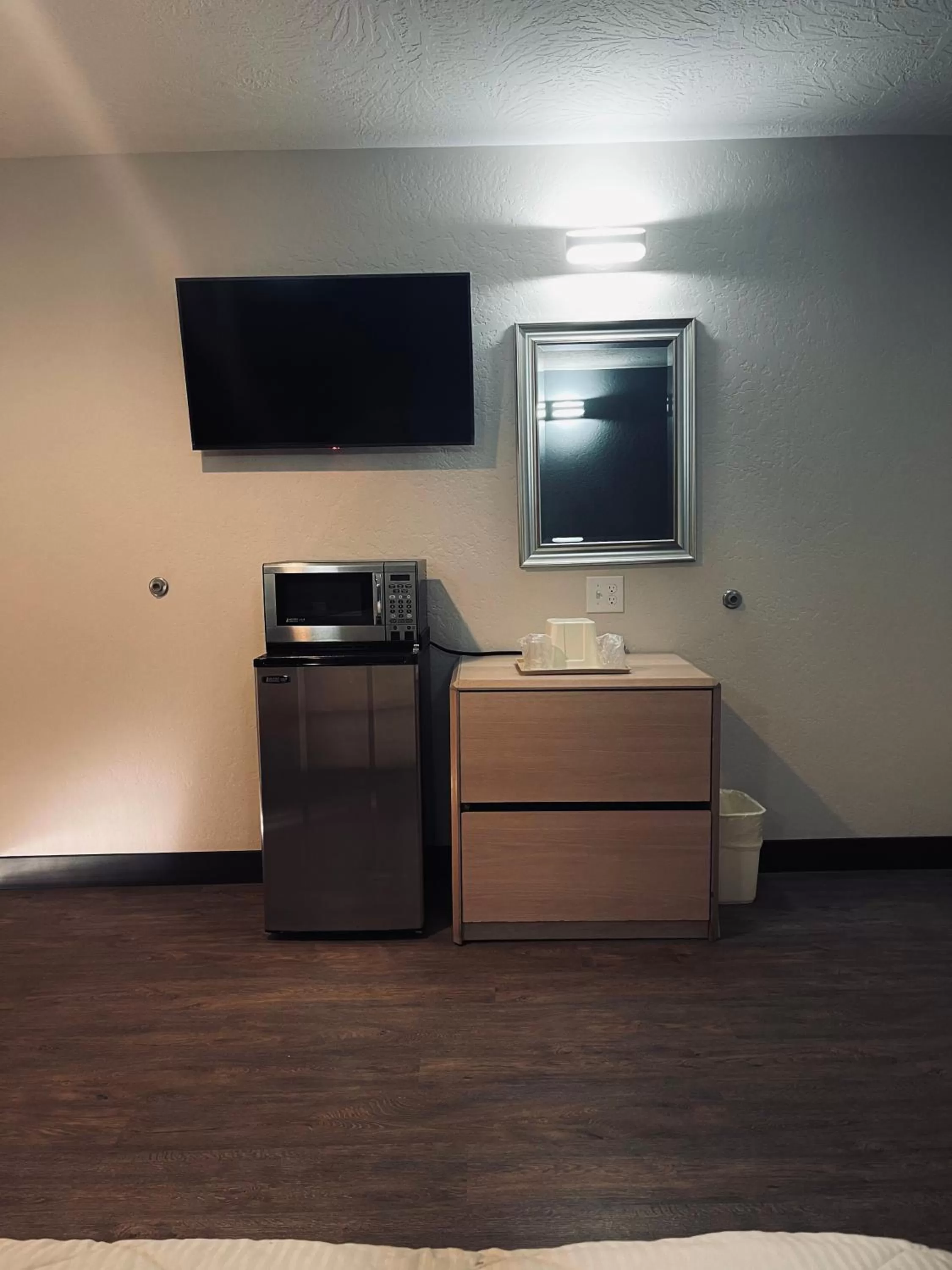 Communal lounge/ TV room in Century 21 Motel