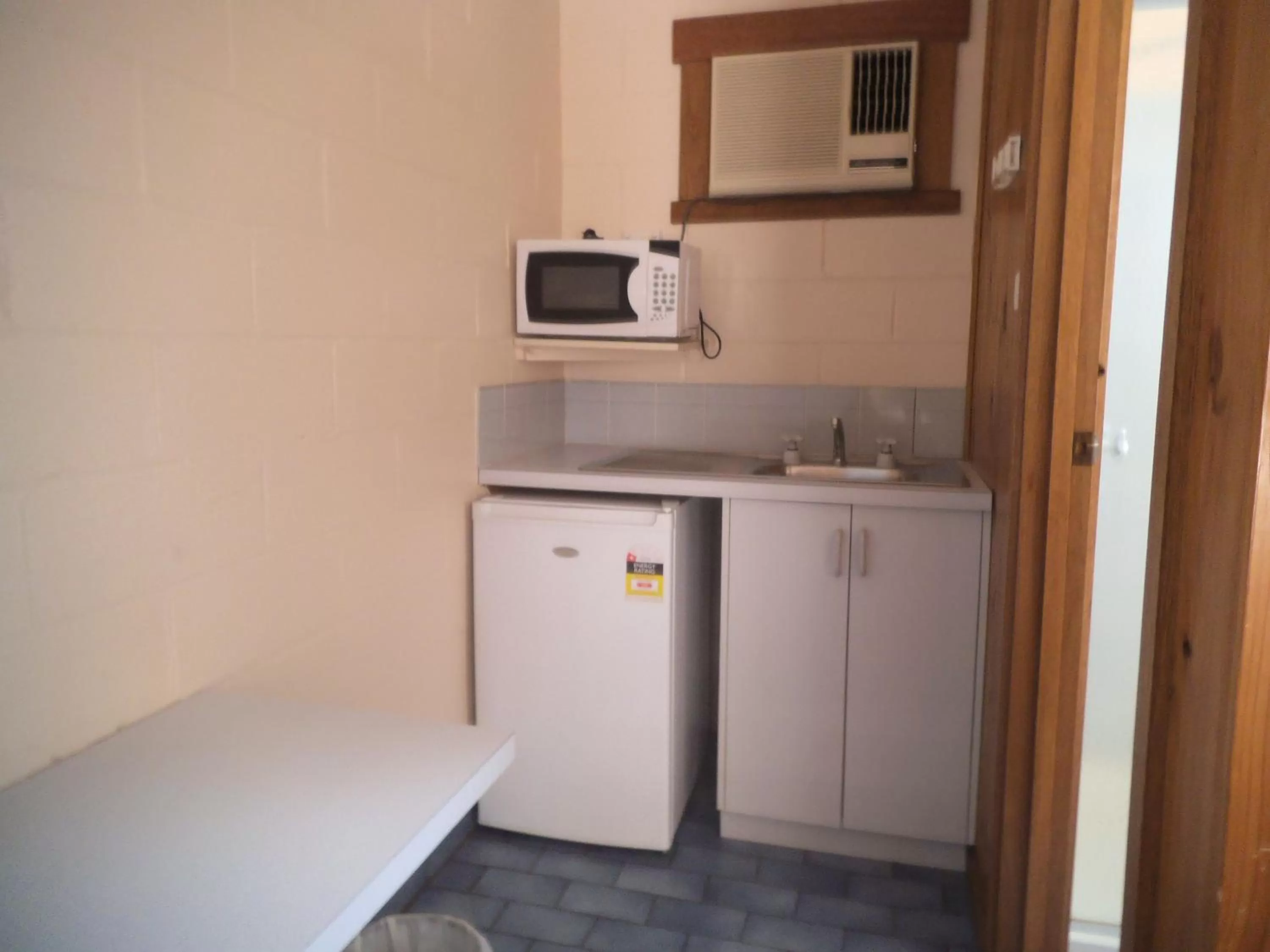 Coffee/tea facilities, Kitchen/Kitchenette in Yarragon Motel