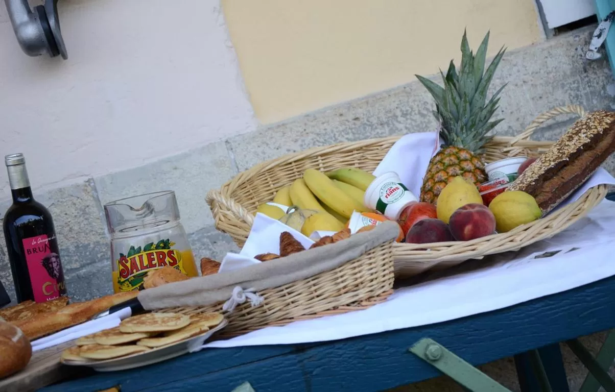 Buffet breakfast in Avenue de la Gare