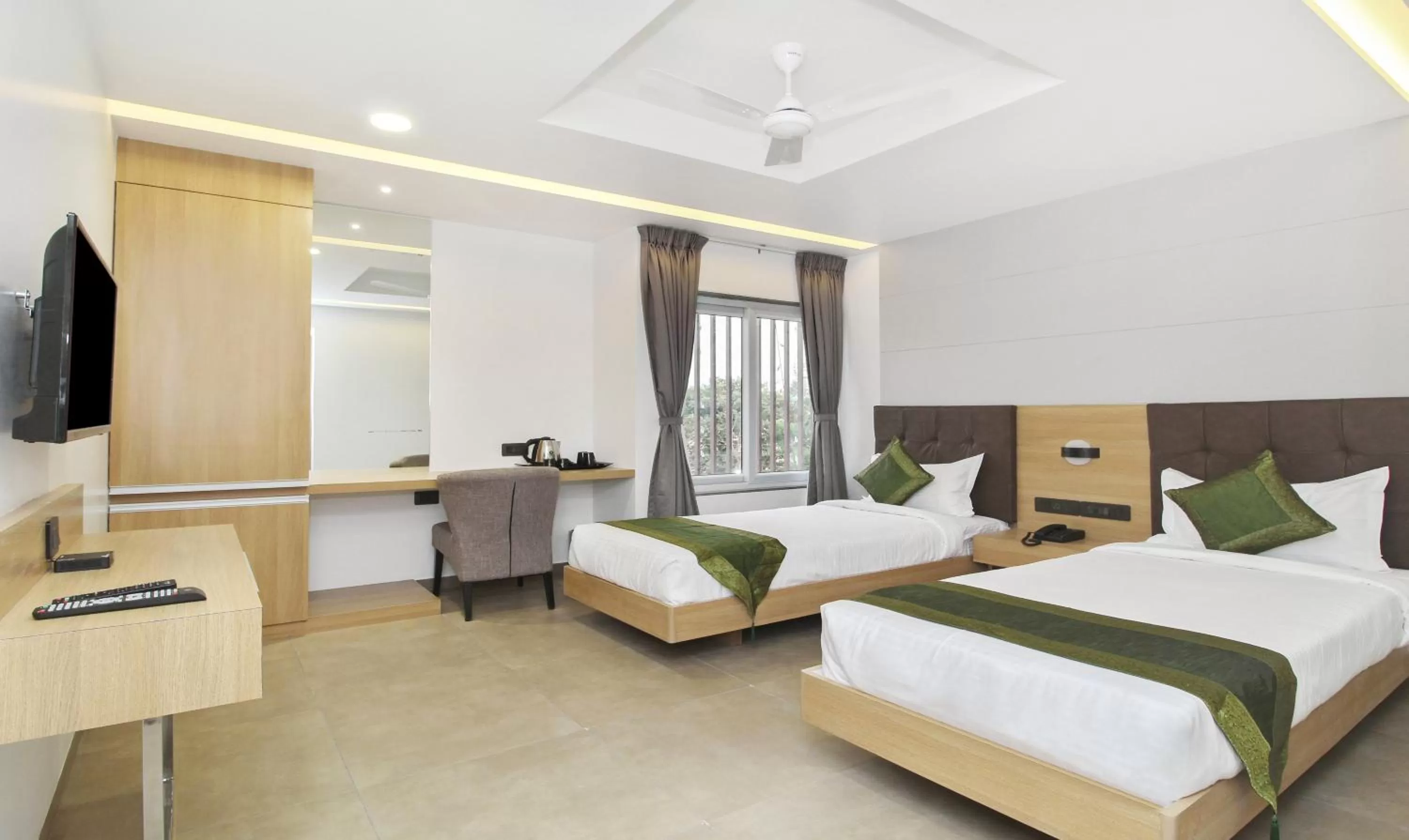 Bed in Treebo City Inn, Satara