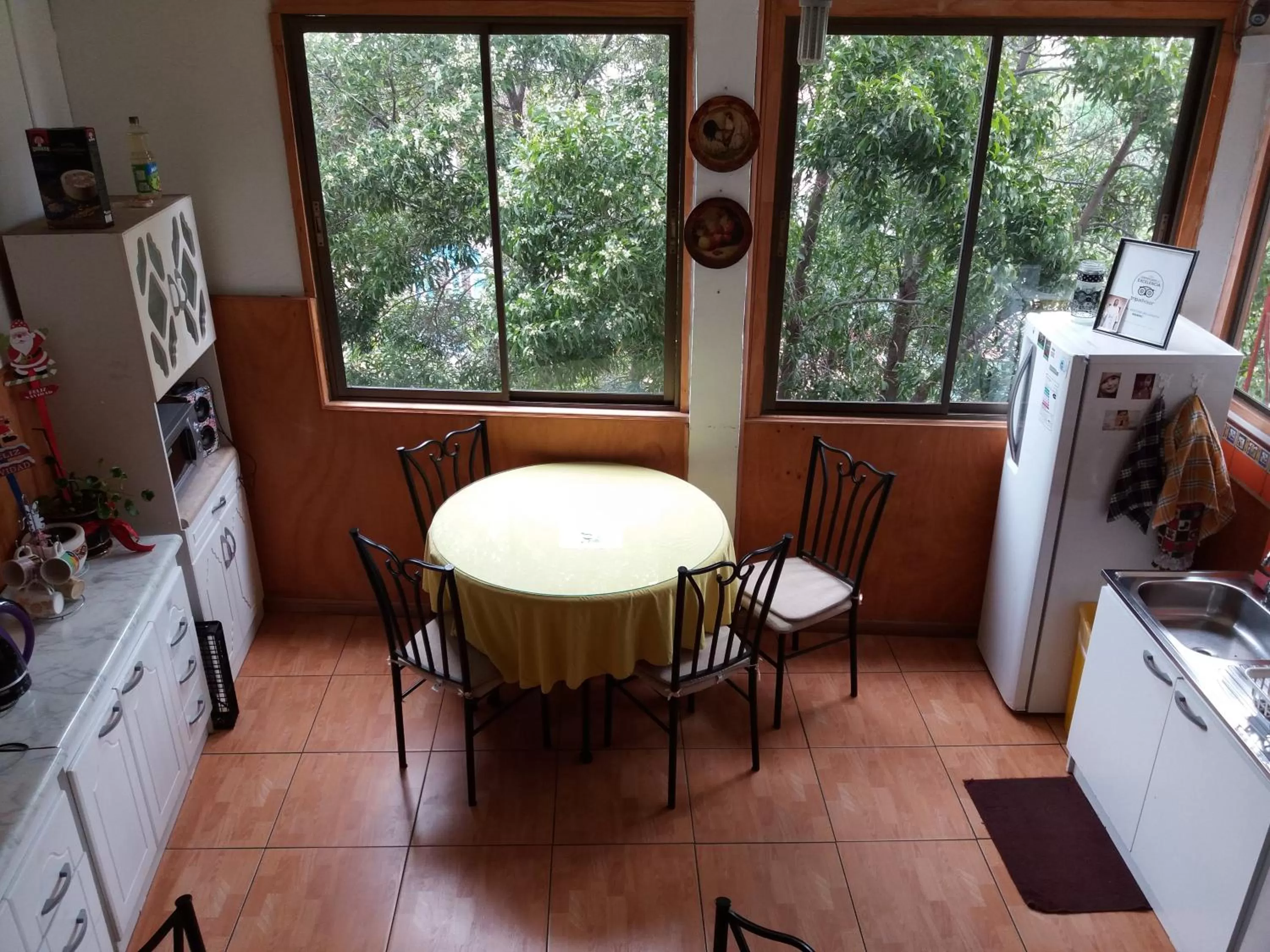 Kitchen or kitchenette, Dining Area in Hostal Destino Bellavista