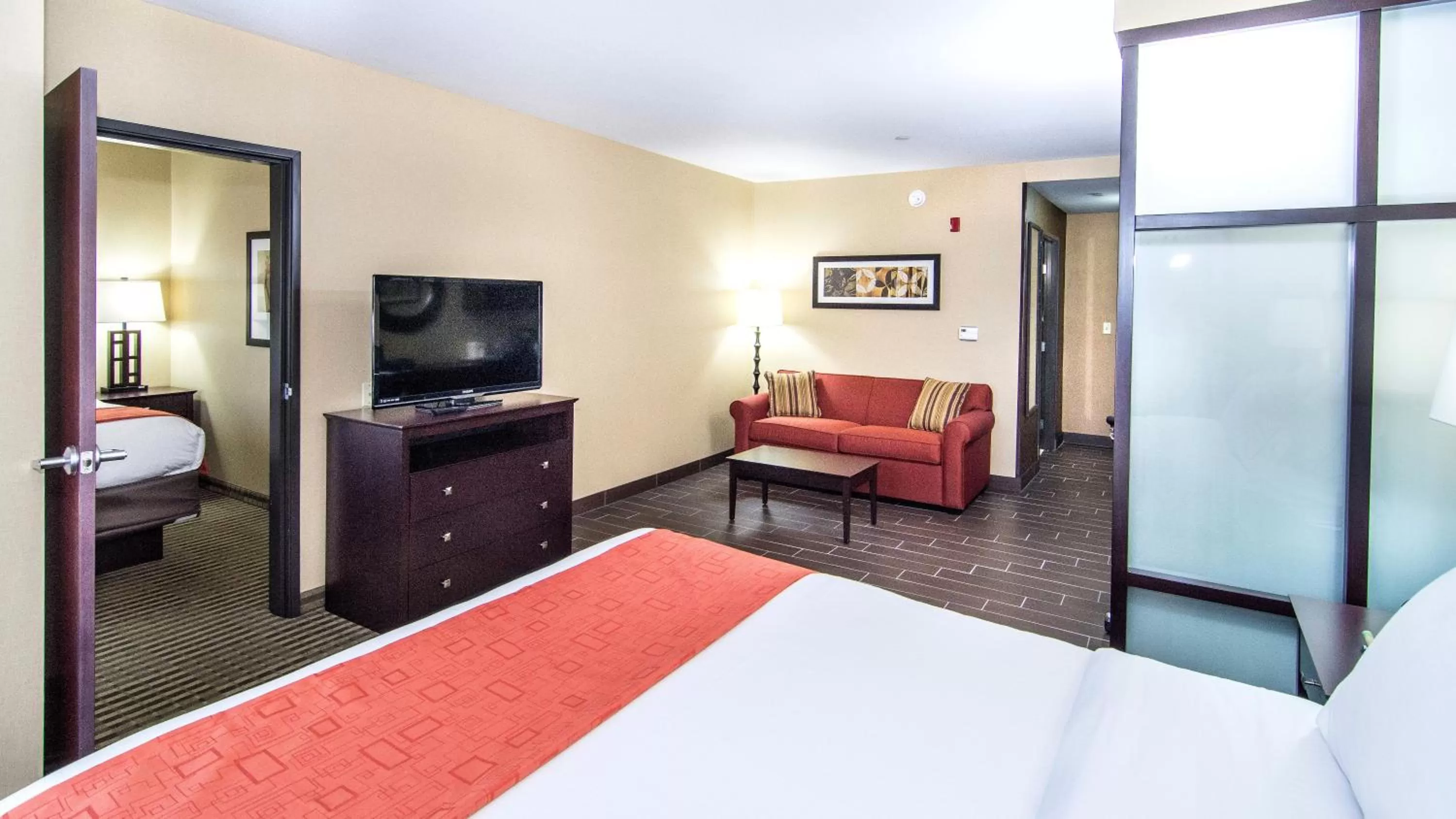 Photo of the whole room, Bed in Holiday Inn Express & Suites Elkton - University Area by IHG