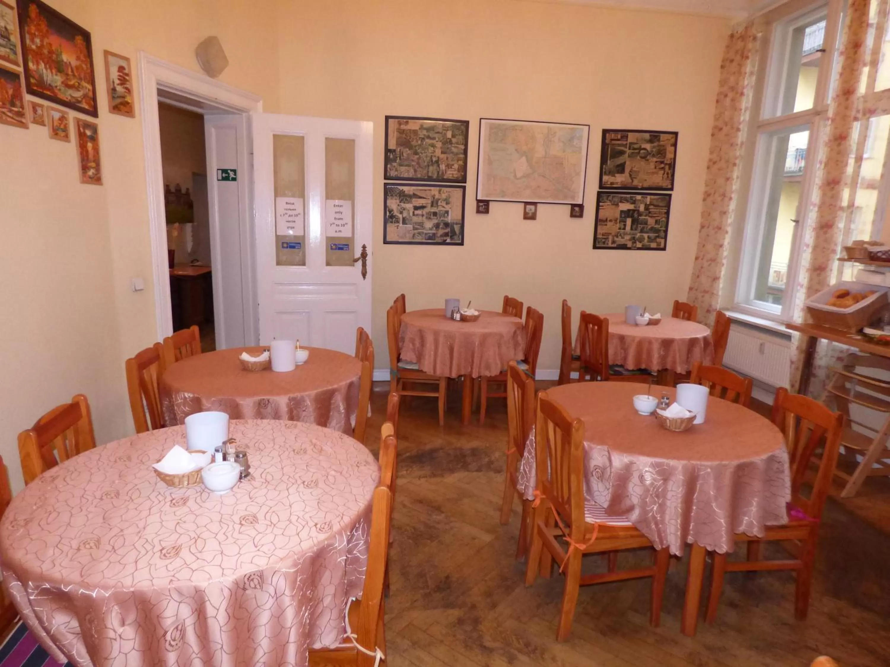 Restaurant/places to eat in Hotel Pension Bernstein am Kurfürstendamm