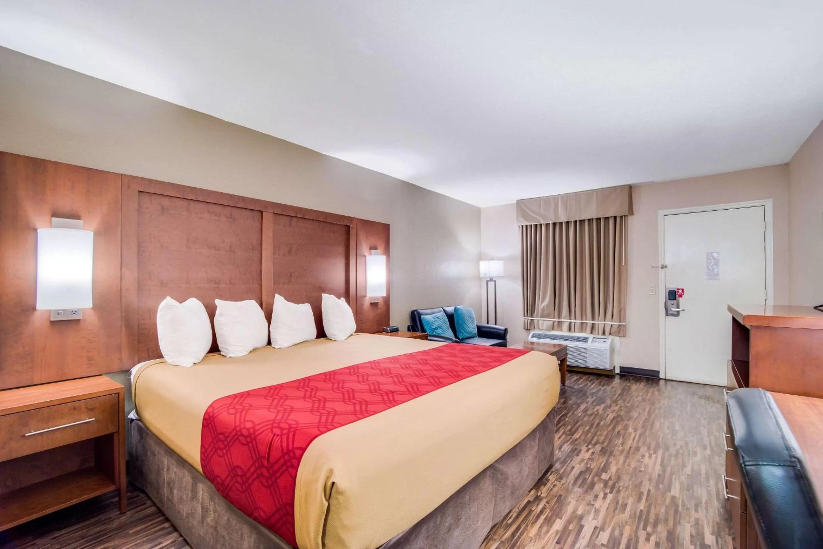 Photo of the whole room, Bed in Econo Lodge Walterboro I-95