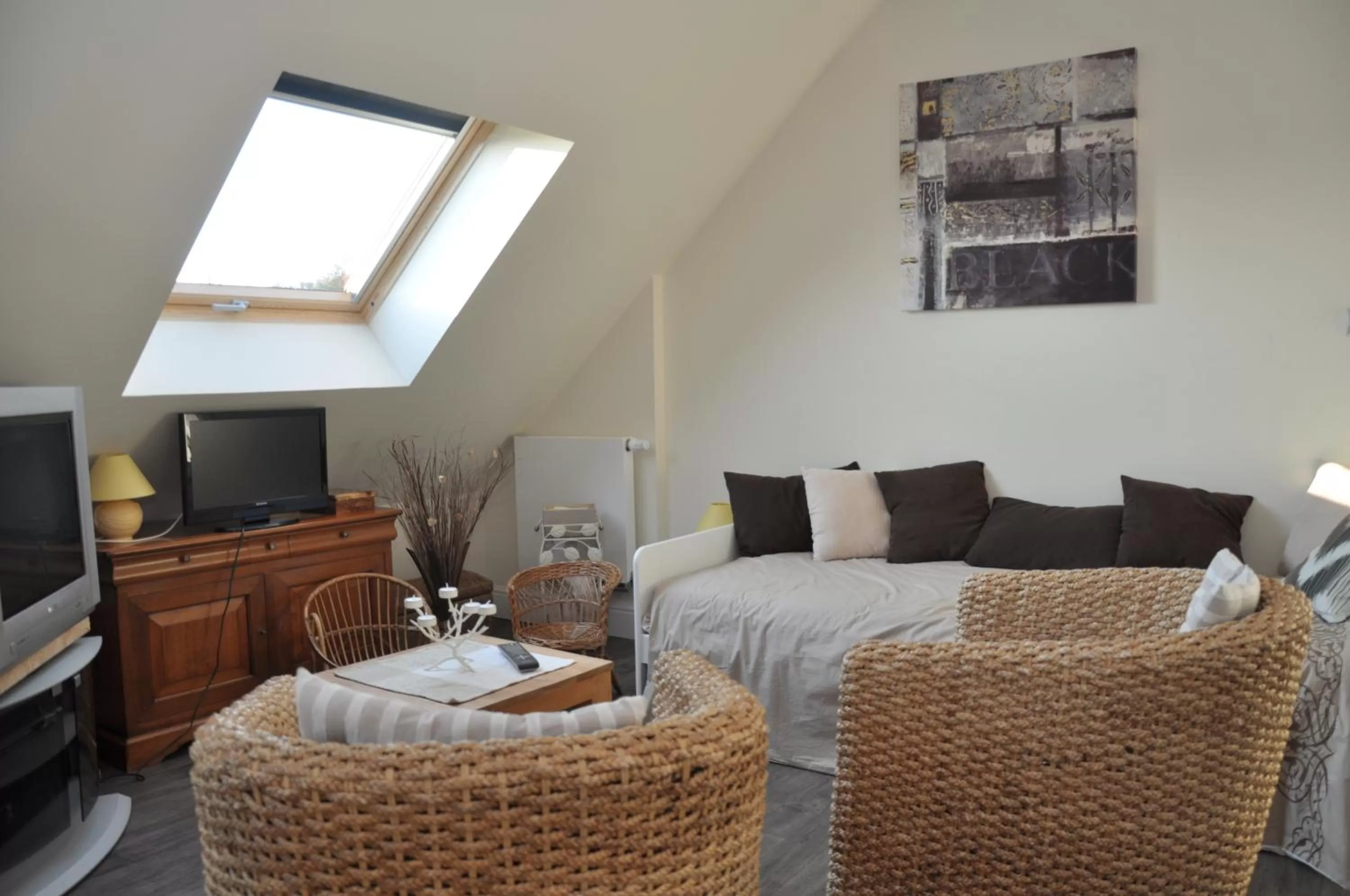 Communal lounge/ TV room in L'imprévu