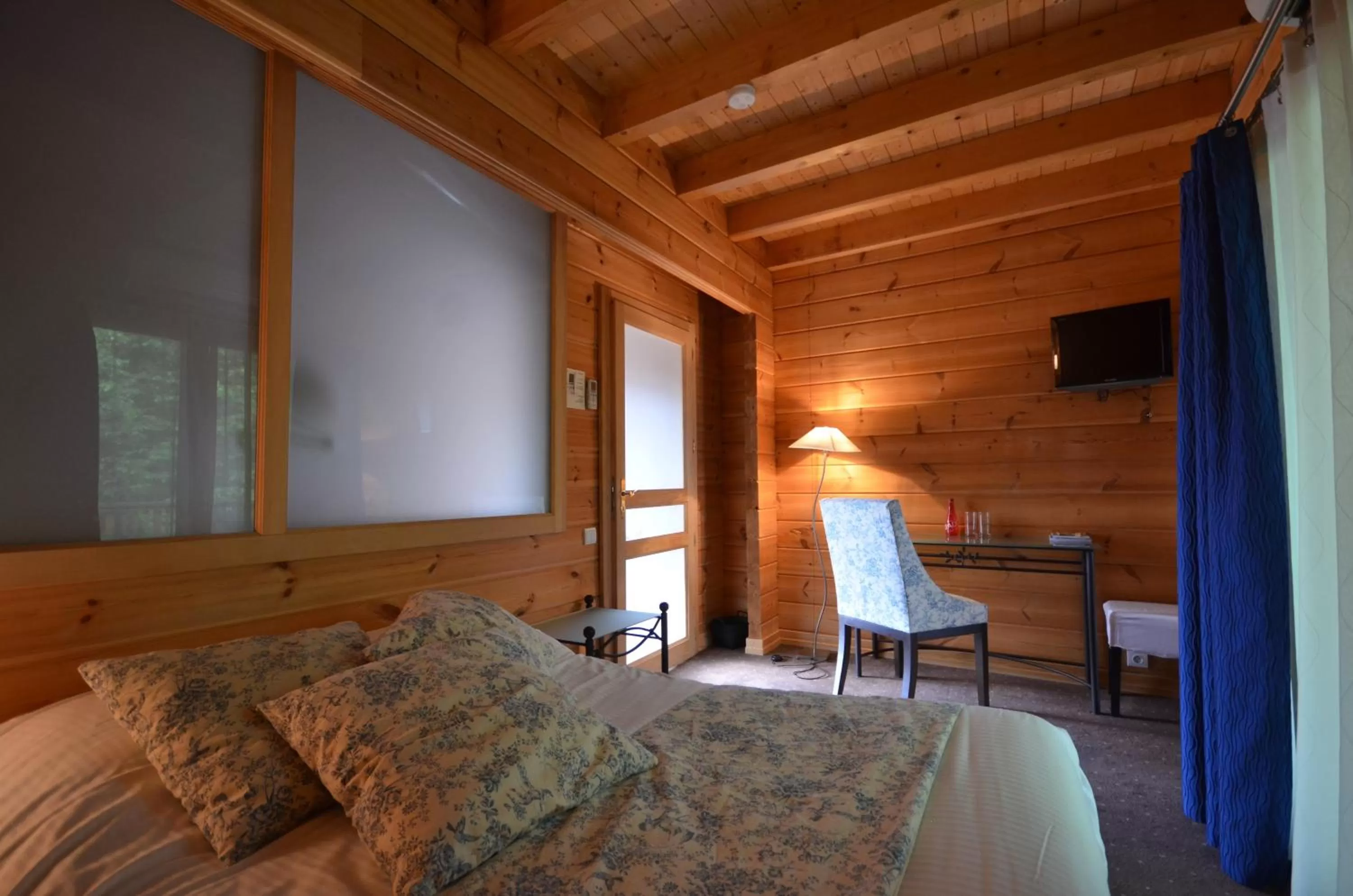 Photo of the whole room, Bed in L'Etable Gourmande