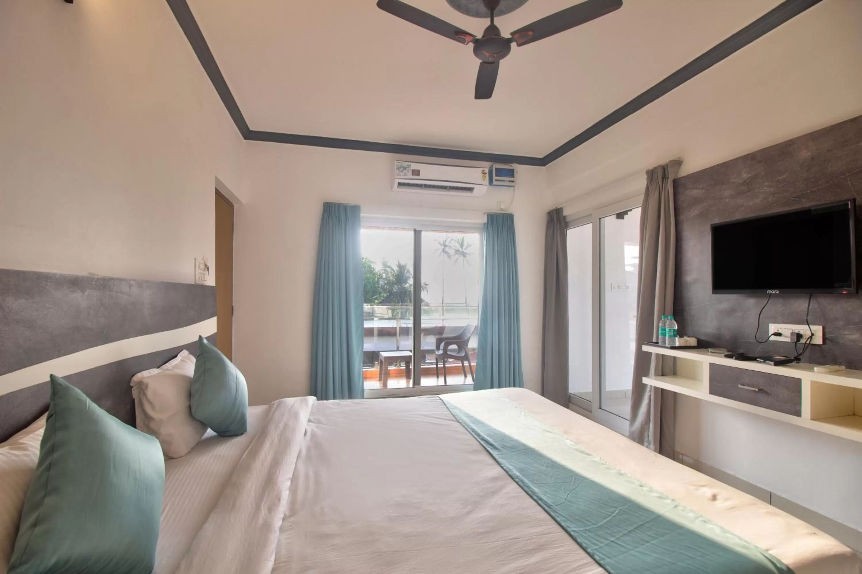 TV and multimedia, Bed in Oceano Beach Resort