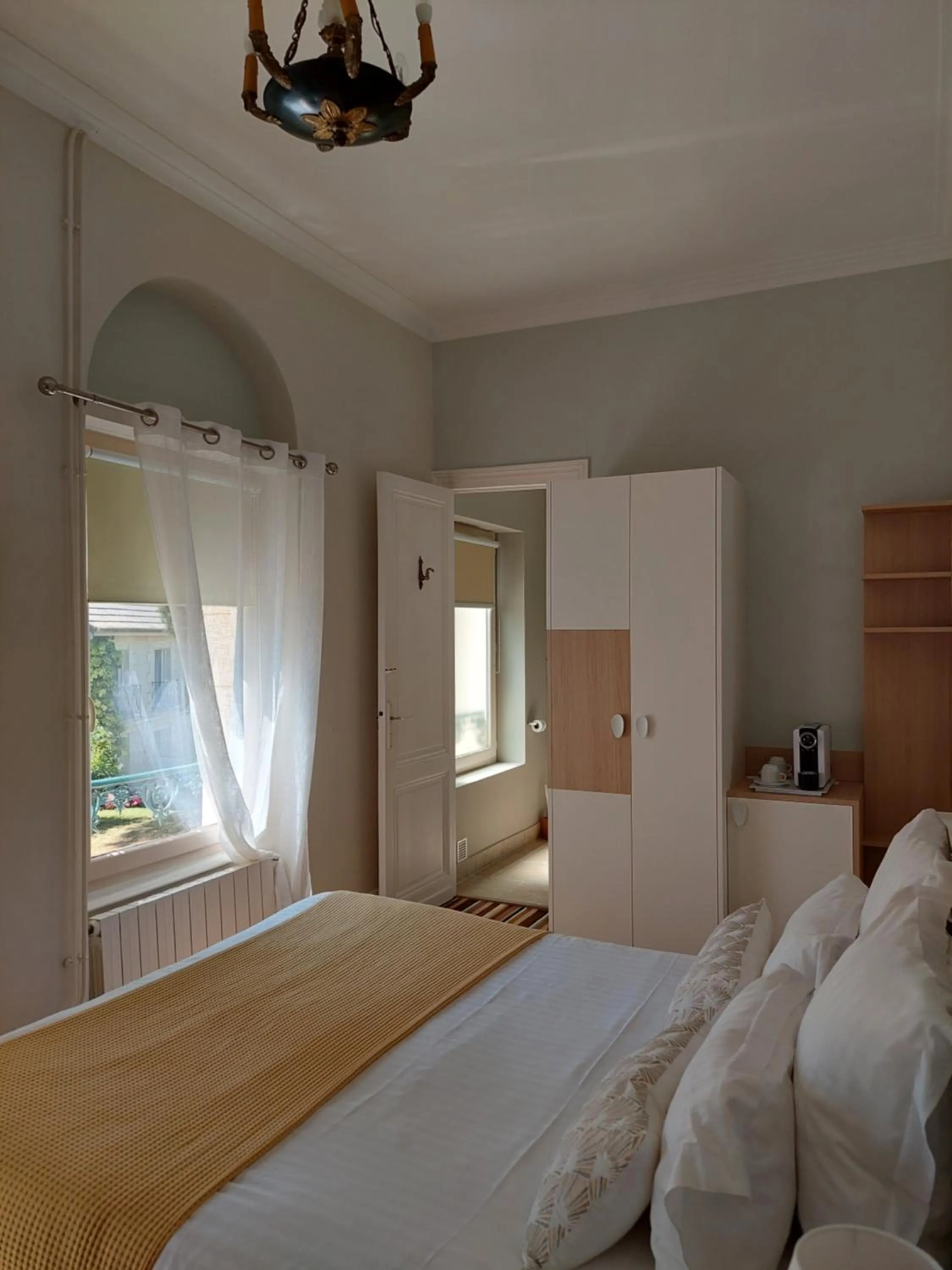 Property building, Bed in Hôtel The Originals Résidence de Rohan (EX RELAIS DU SILENCE)