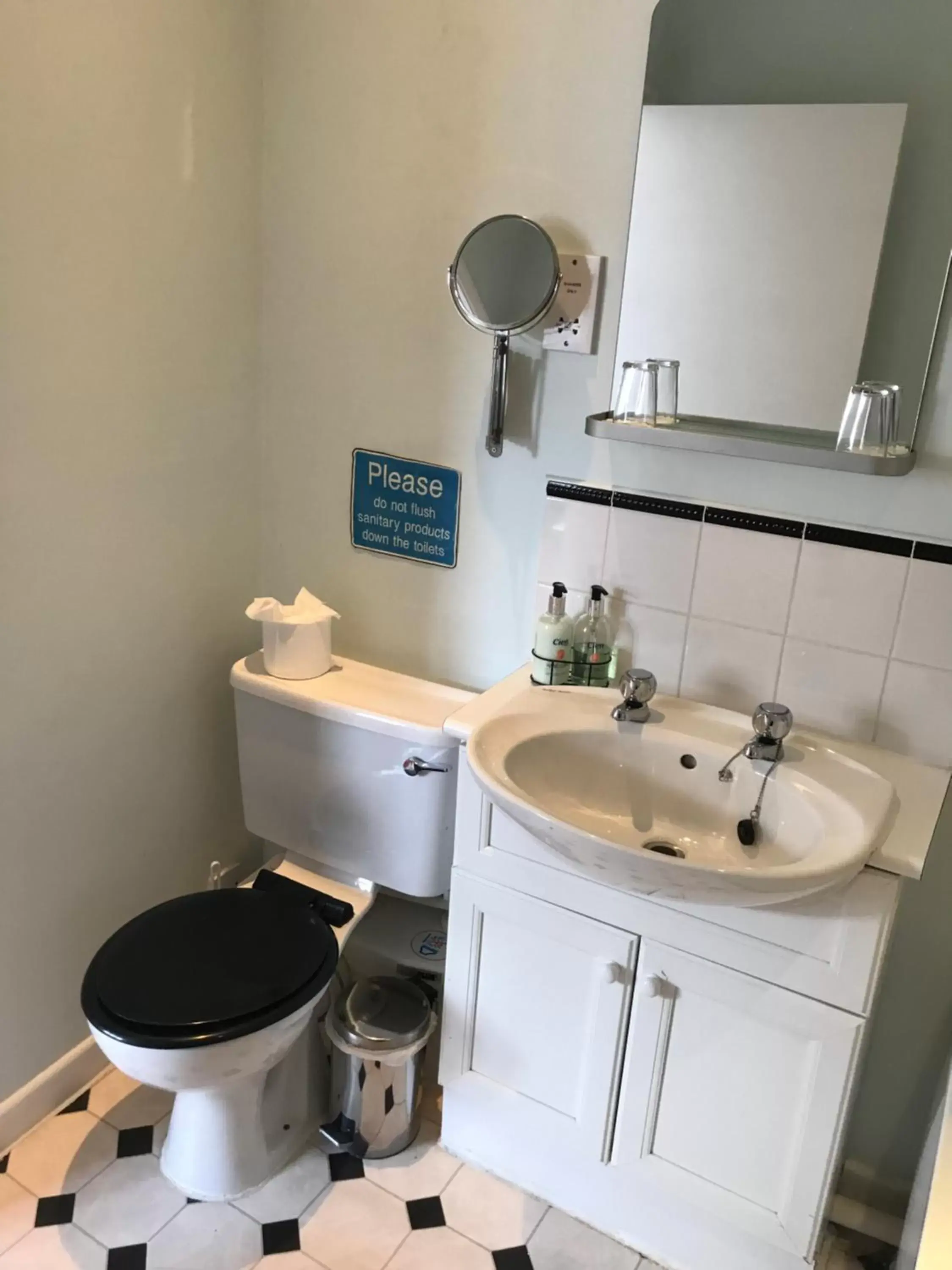 Twin Room in The Ship Inn Twin Room in The Ship Inn