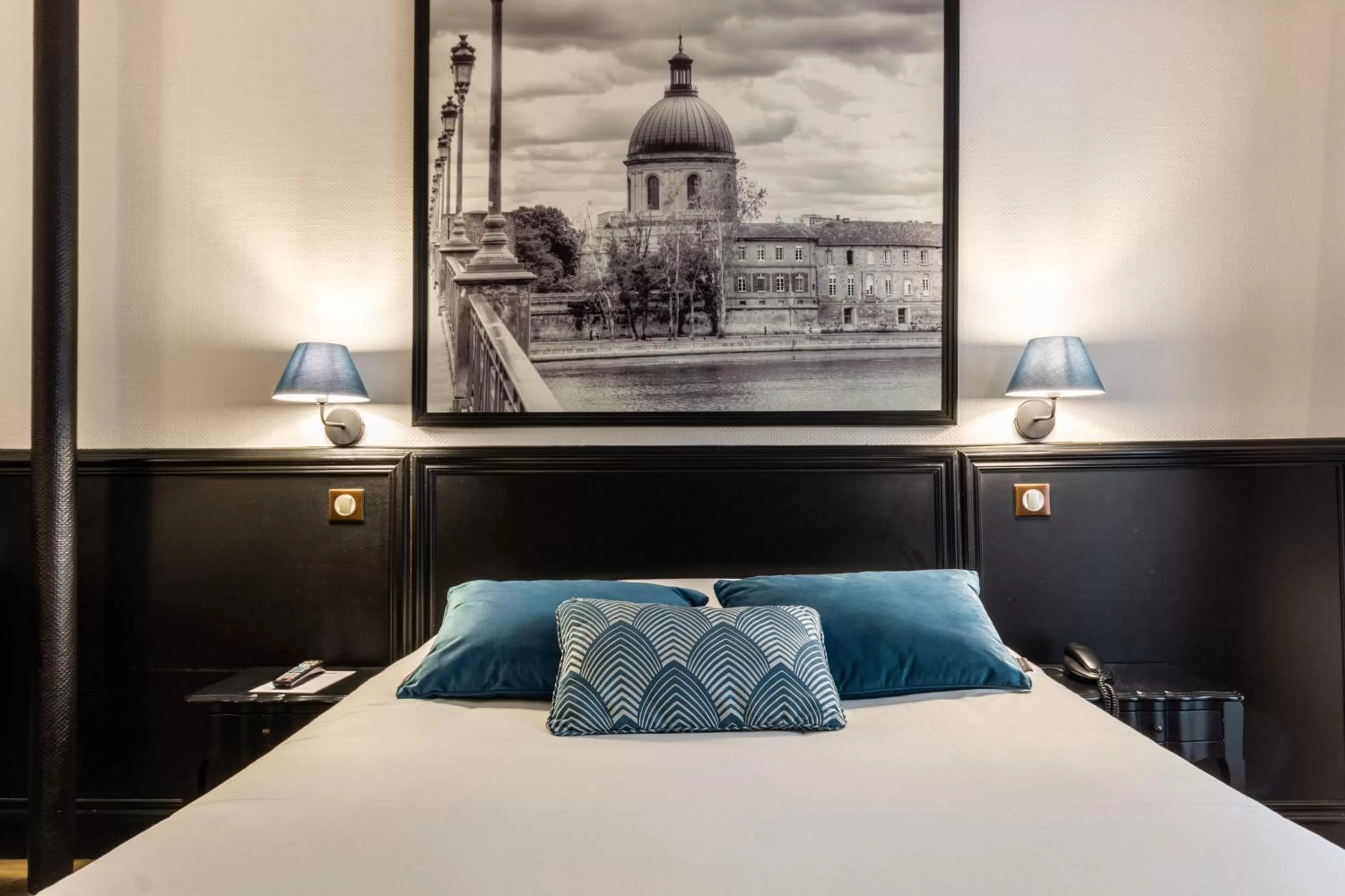 Bed in Hôtel de France