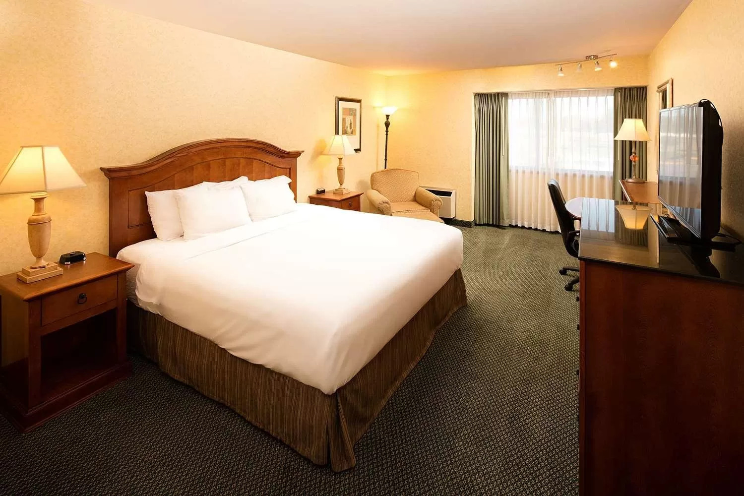 Photo of the whole room, Bed in Red Lion Hotel Kennewick Columbia Center