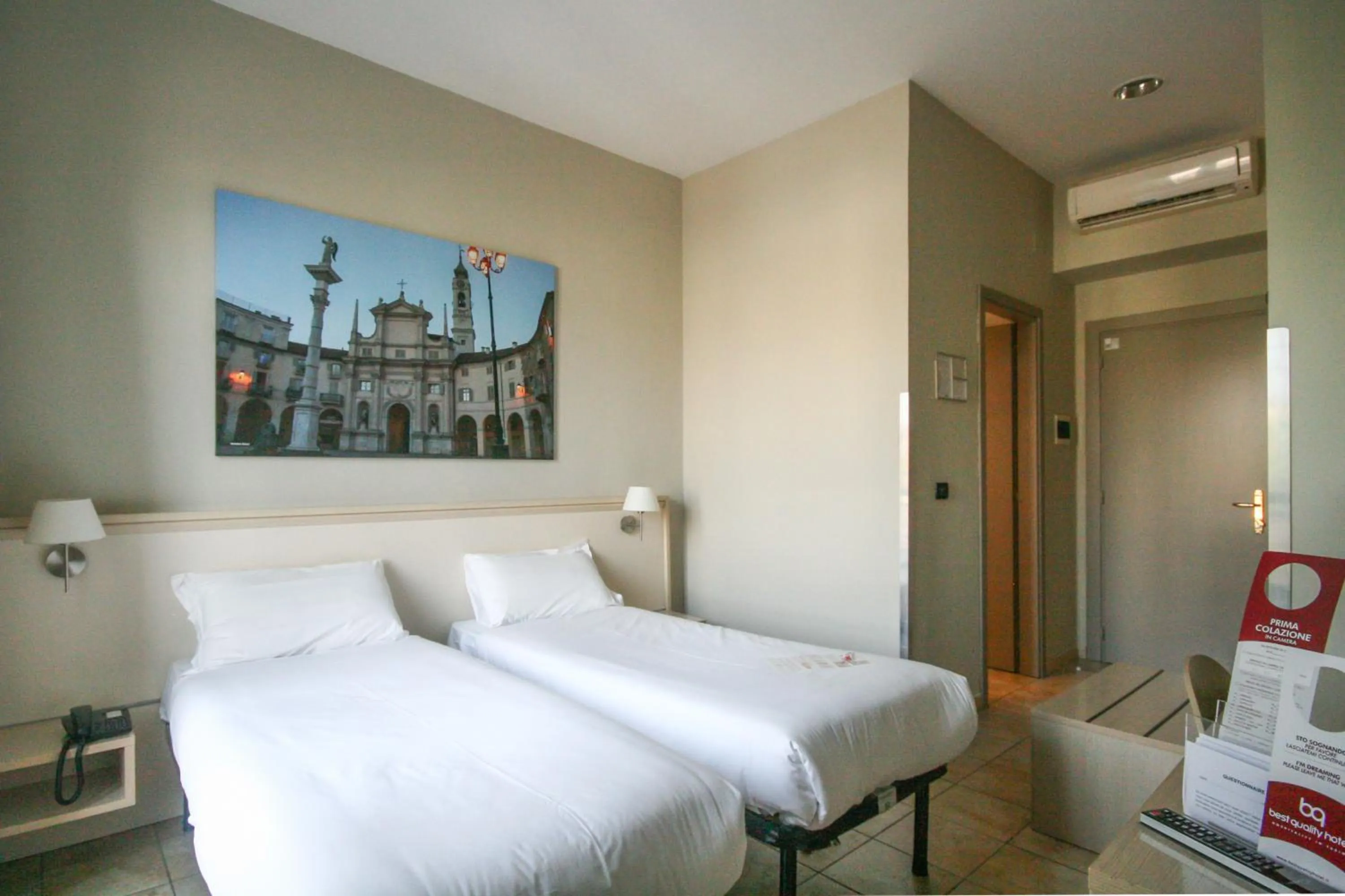 Photo of the whole room, Bed in Best Quality Hotel Dock Milano