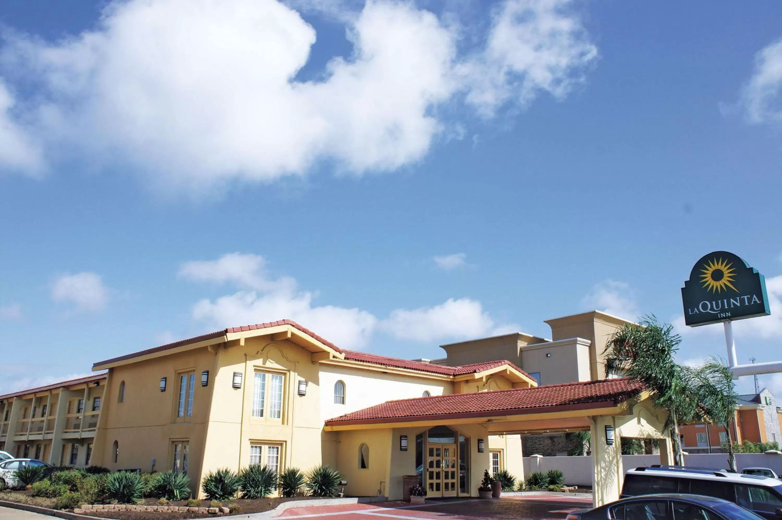 Property building in La Quinta Inn by Wyndham Clute Lake Jackson