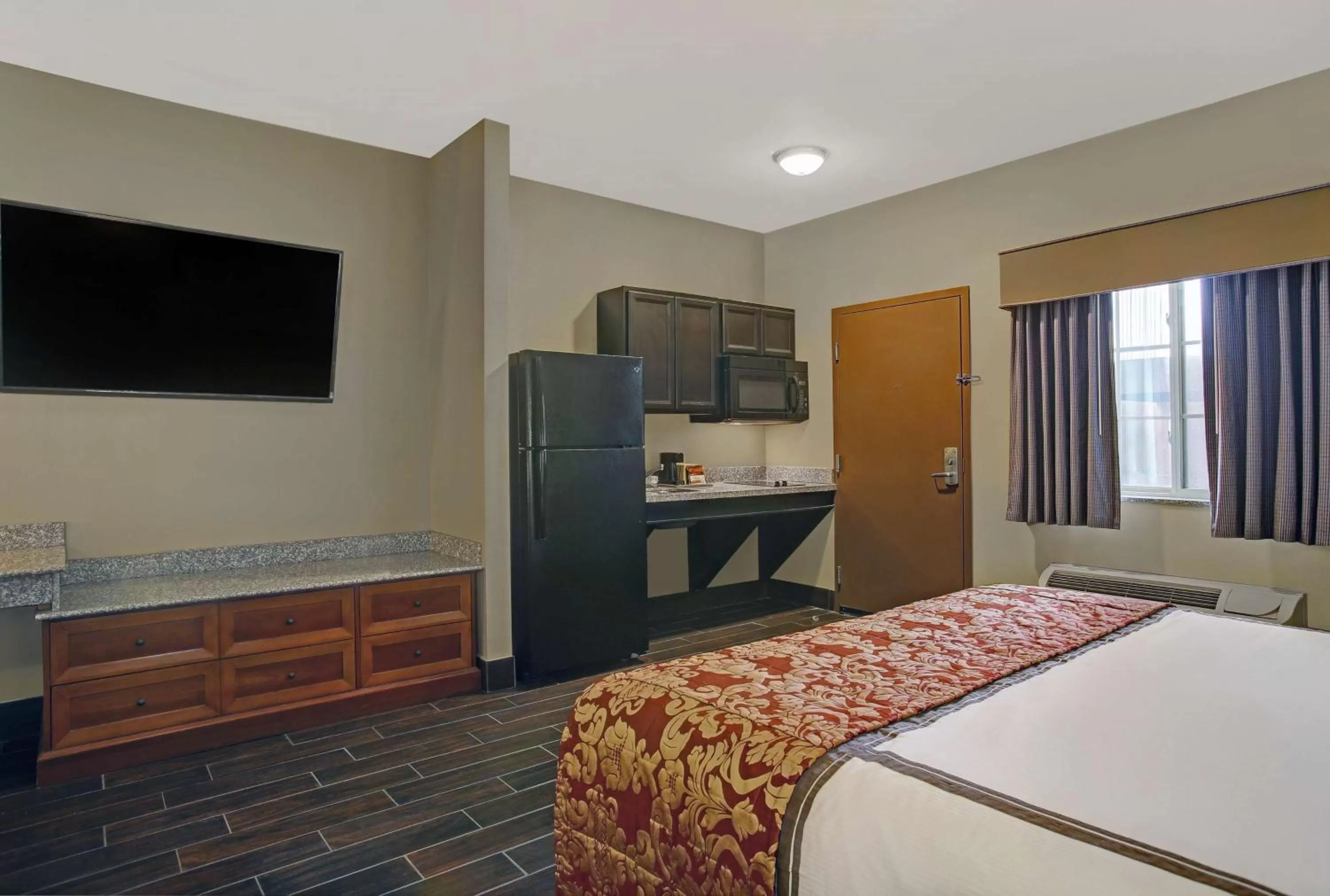 Photo of the whole room, Bed in Studio 6 Odessa, Tx