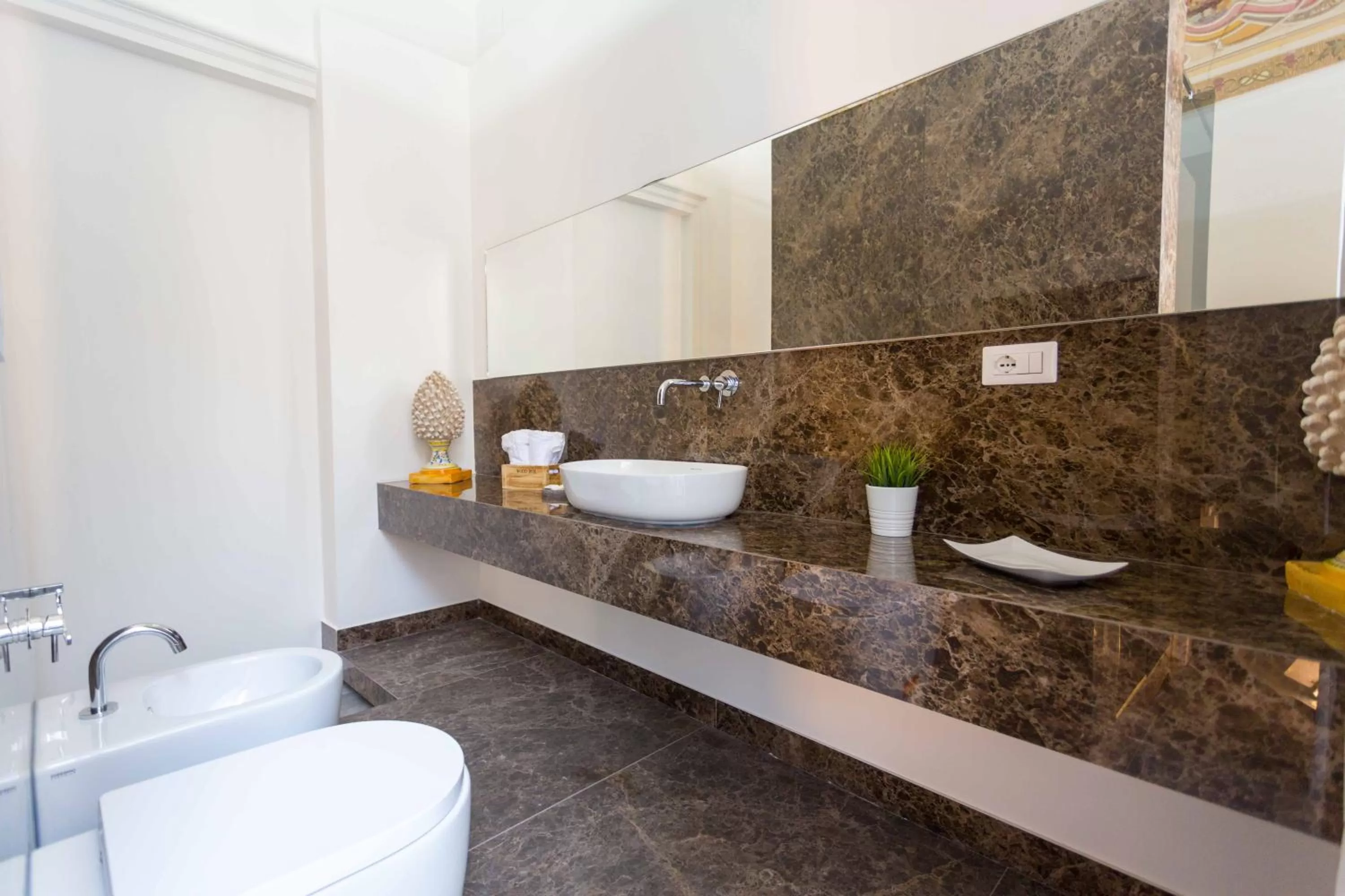 Toilet in Palazzo Bruca Catania