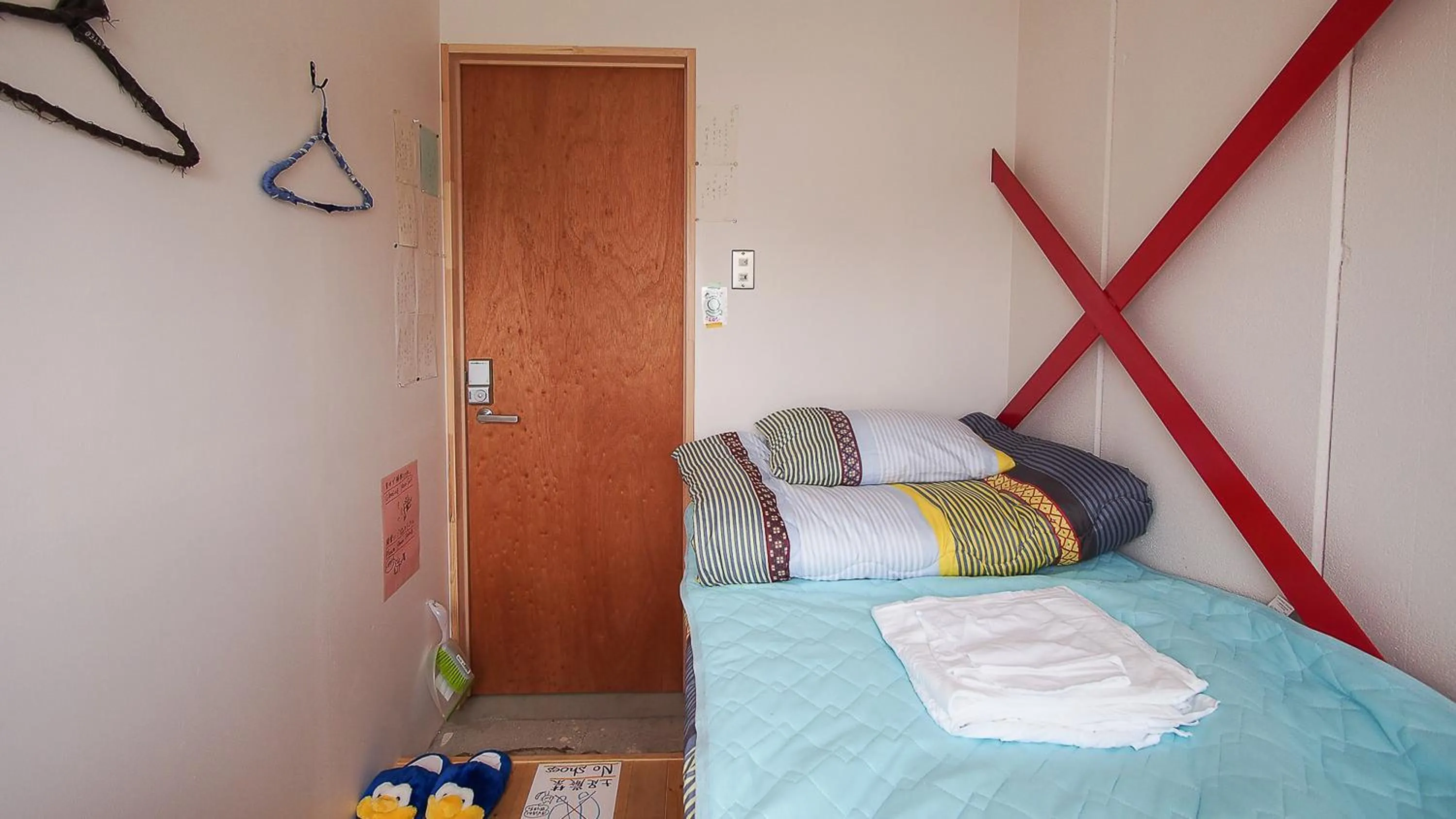 Bed in Kamagasaki University of the Arts Cafe Garden Guest House aka Cocoroom