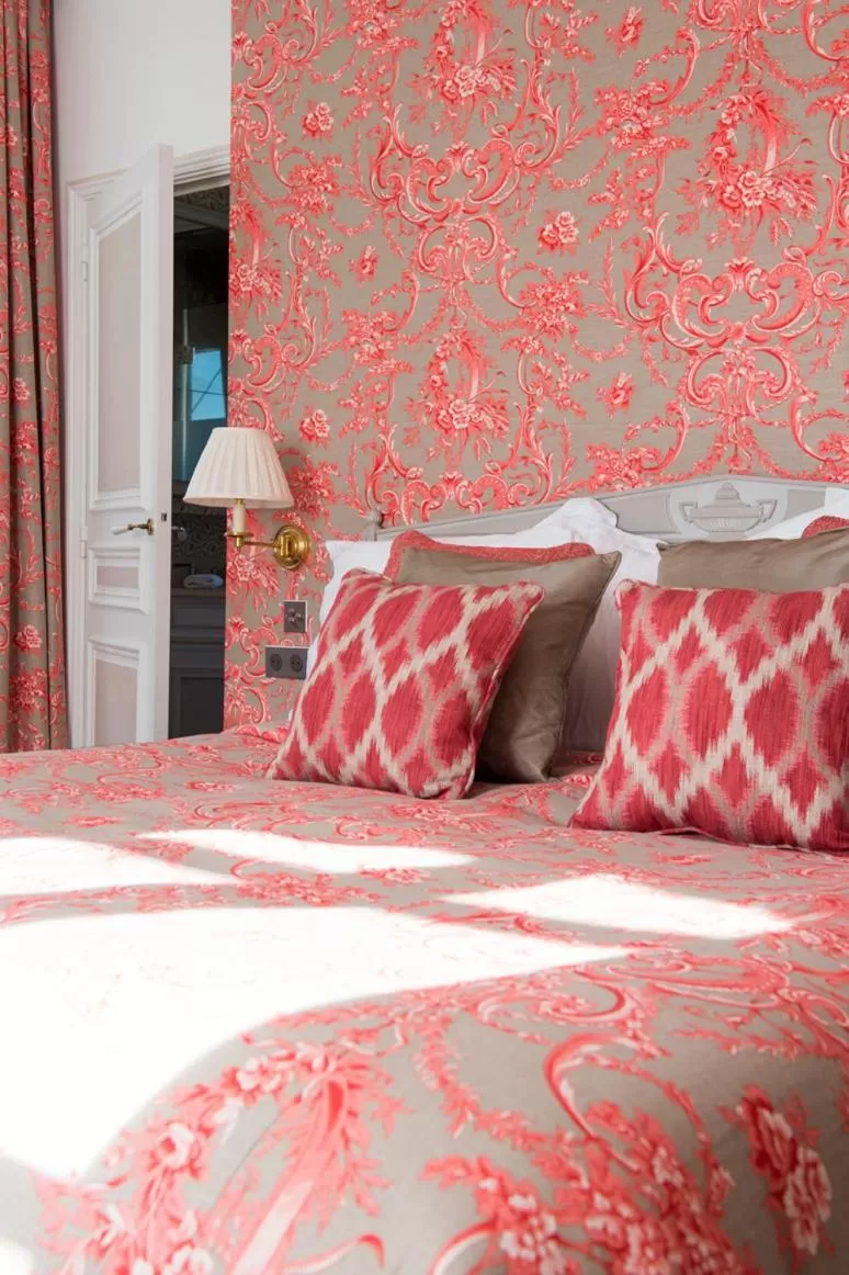 Bedroom, Bed in Domaine les Crayères