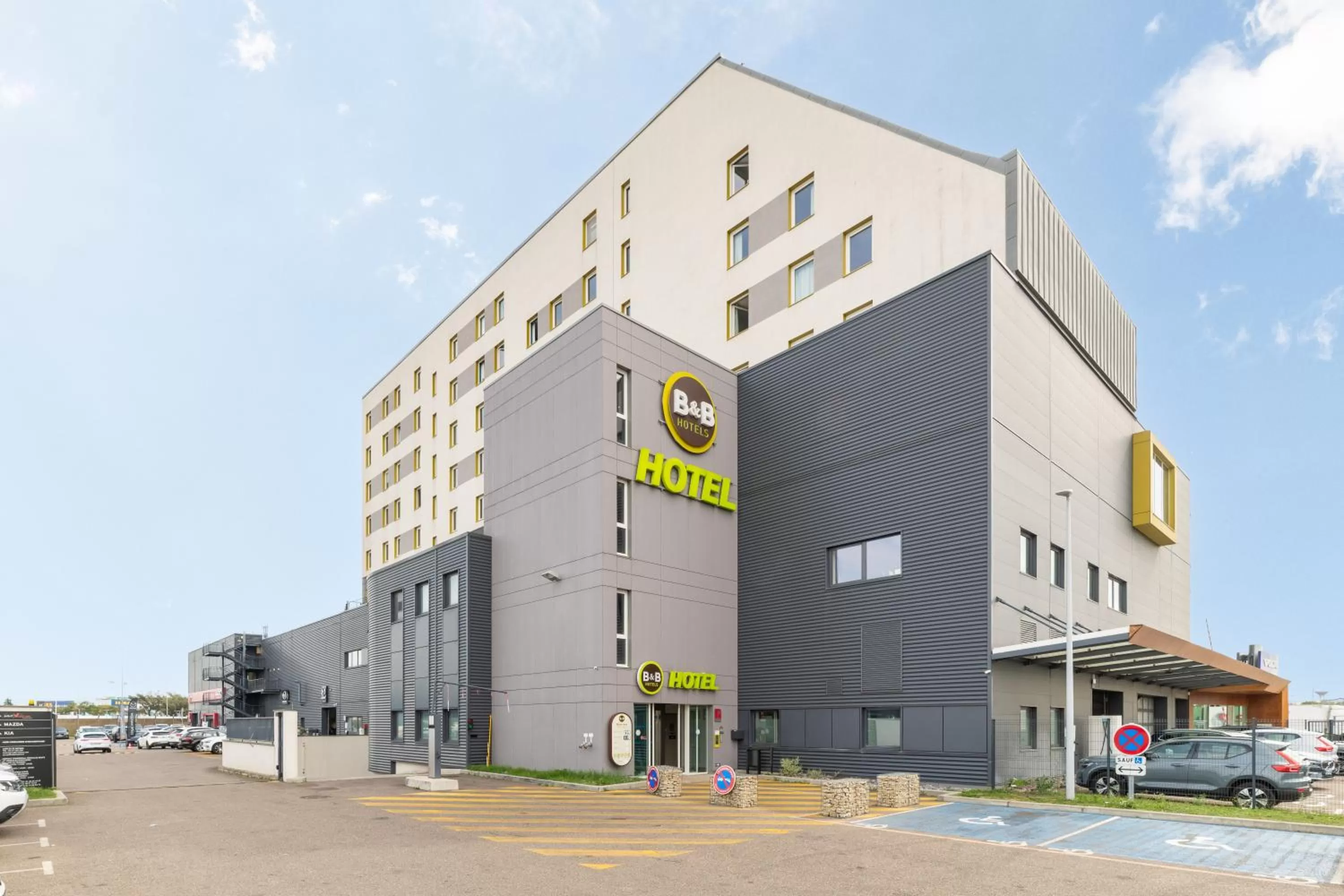 Property building in B&B HOTEL Lyon Sud États-Unis