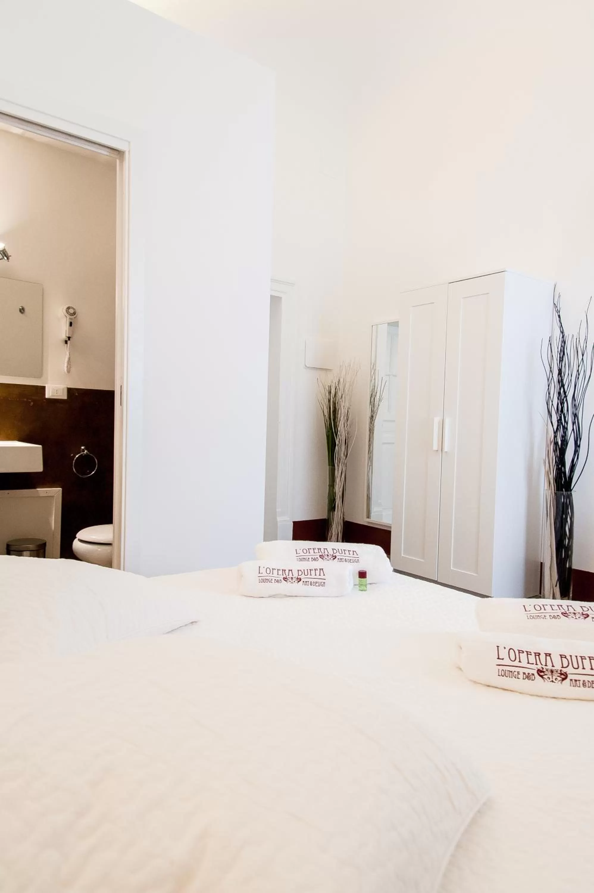 Photo of the whole room, Bed in L'Opera Buffa