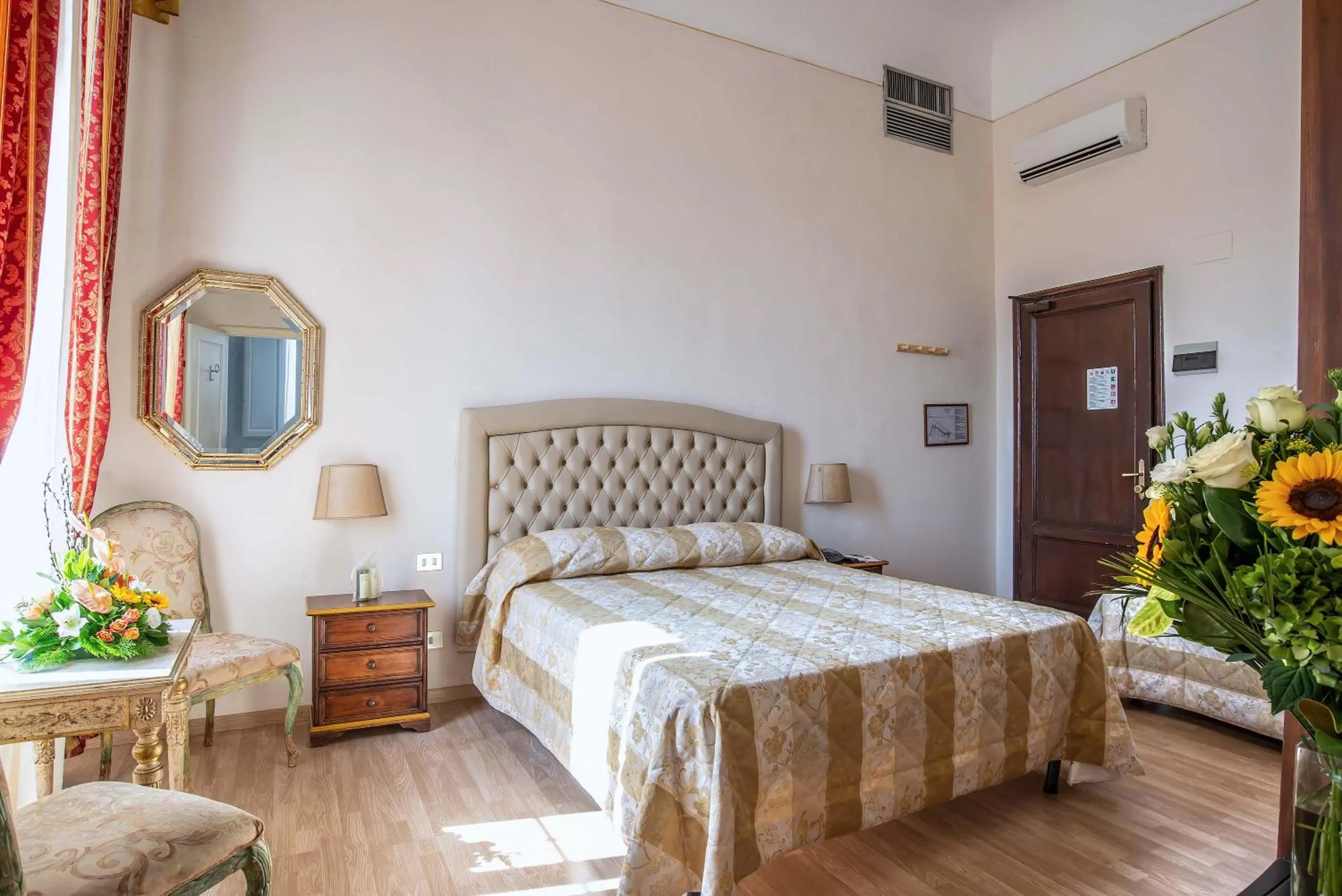 Photo of the whole room, Bed in Hotel Paris