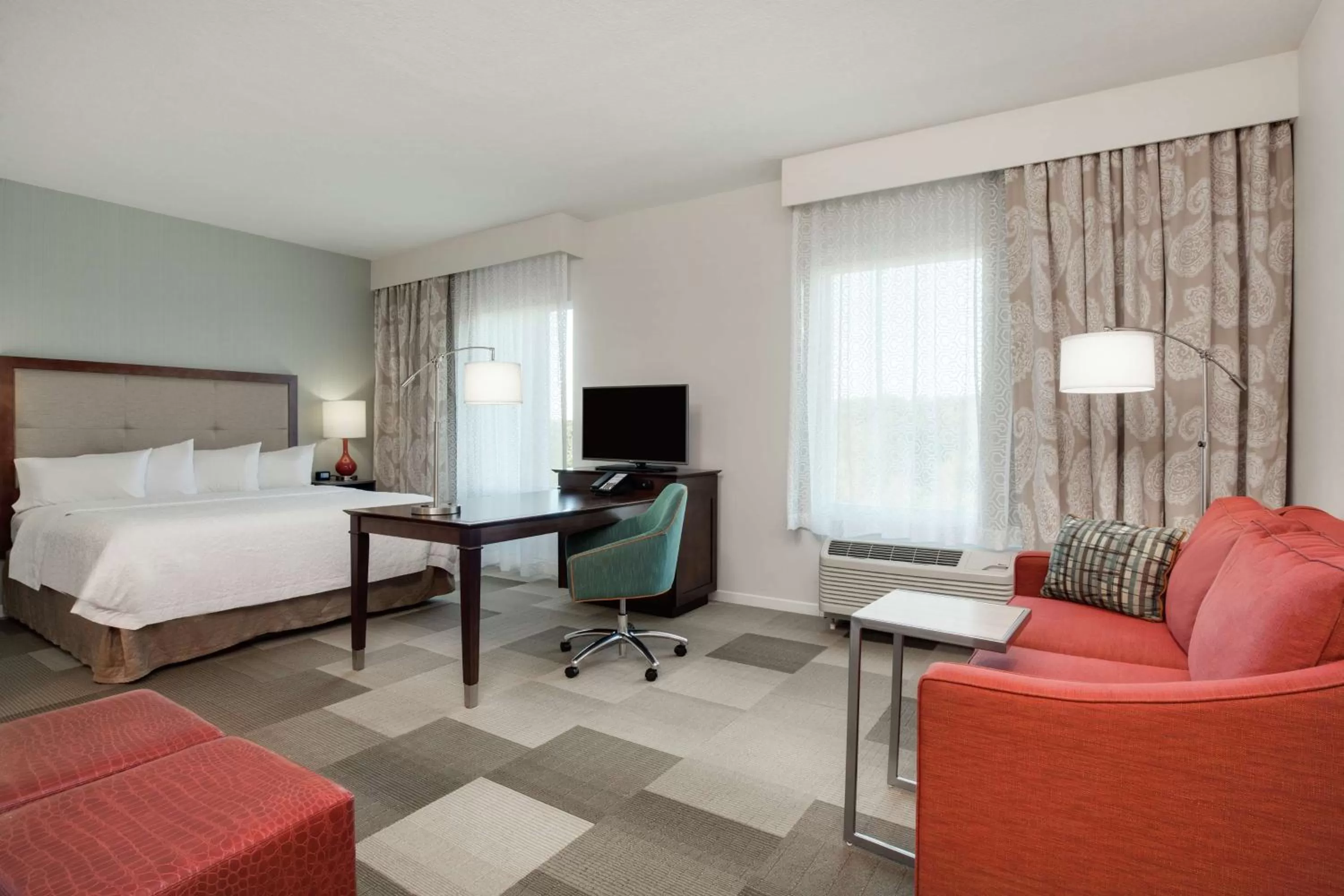 Bedroom, Bed in Hampton Inn & Suites - DeLand