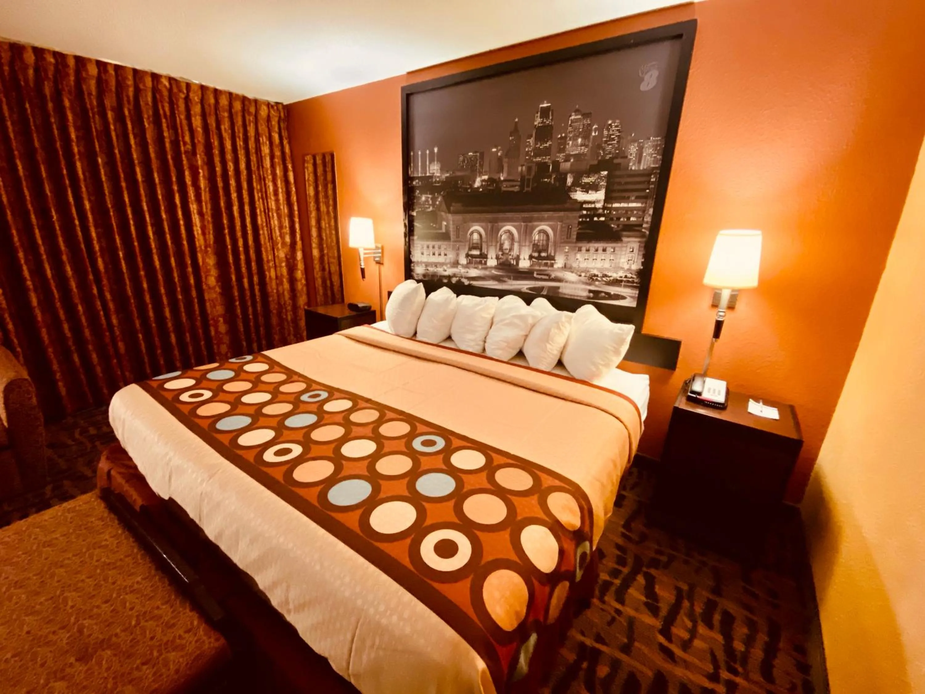 Bed in Super 8 by Wyndham Lawrence KU