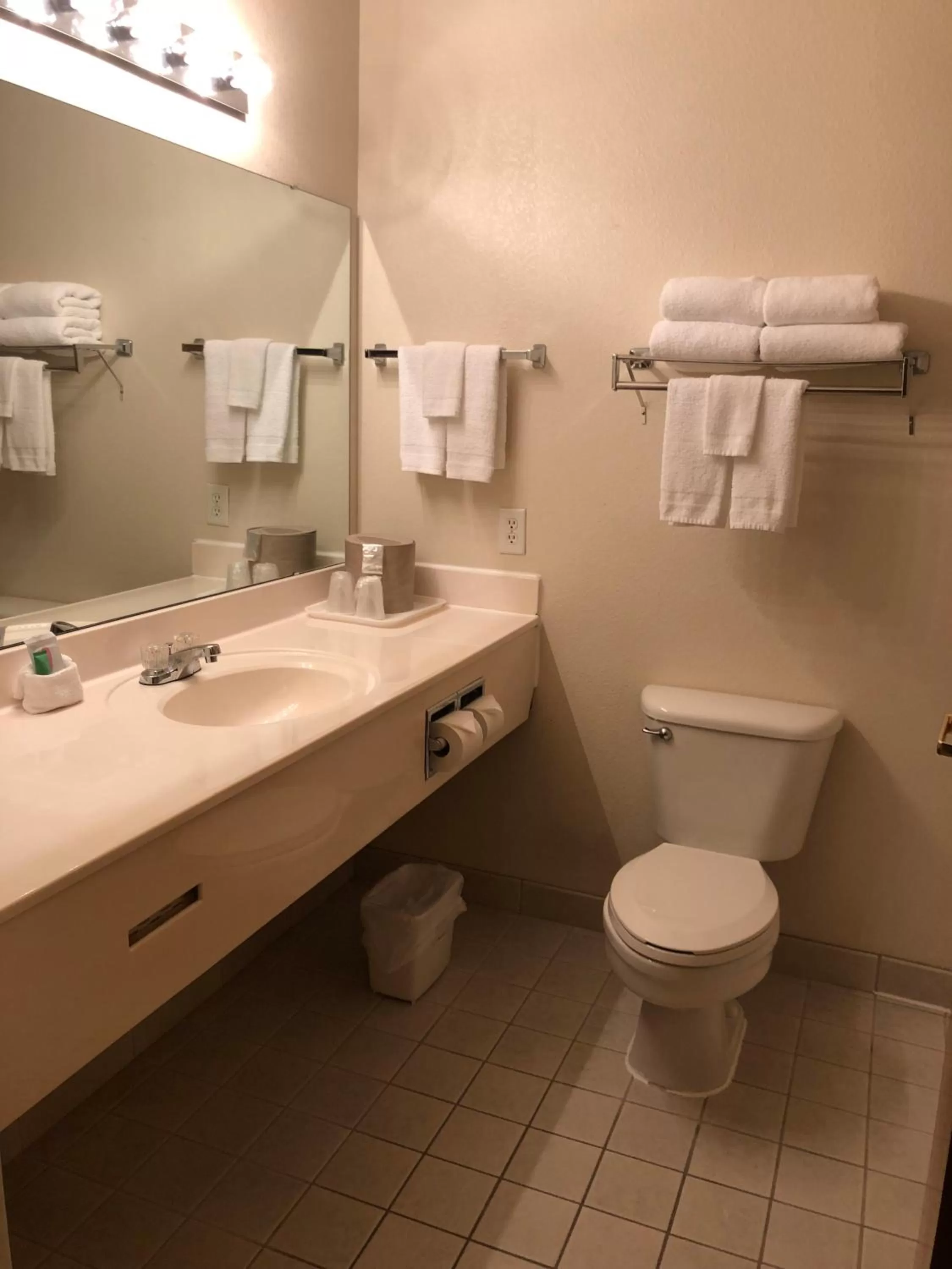 King Suite with Wet Bar in GuestHouse Inn & Suites Kelso/Longview