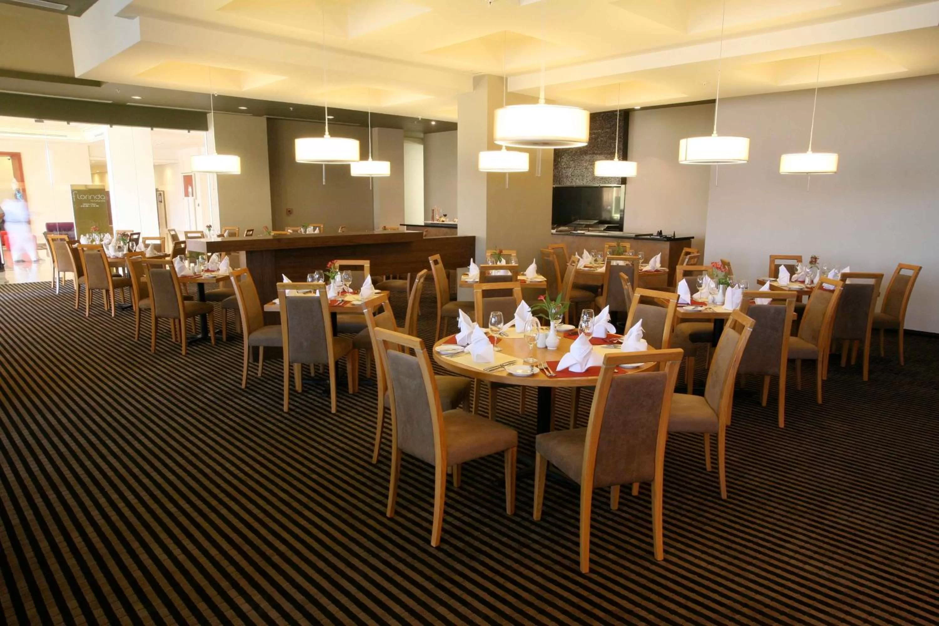 Restaurant/places to eat in Crowne Plaza Monterrey Aeropuerto by IHG