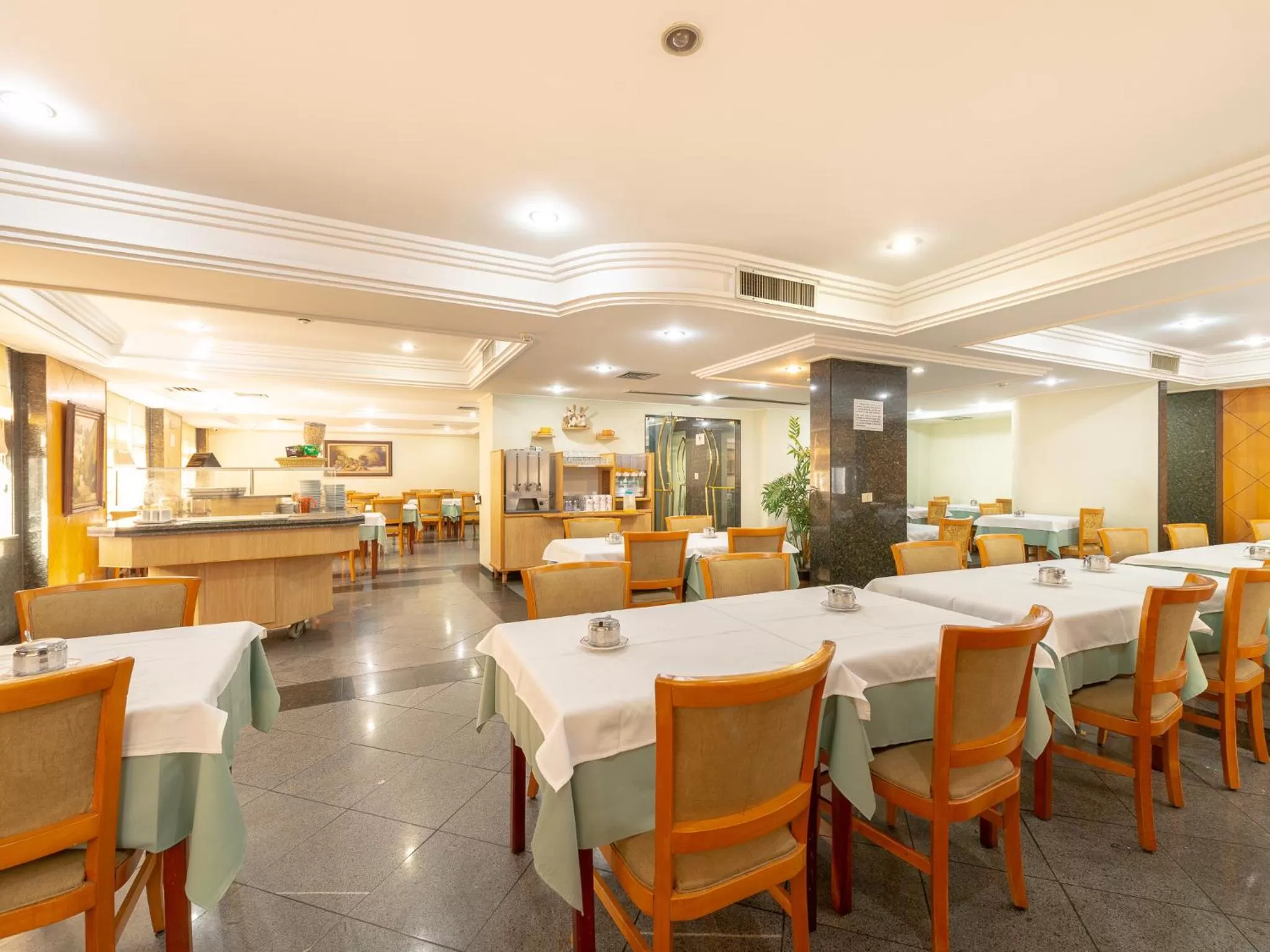 Restaurant/places to eat in Real Castilha Hotel
