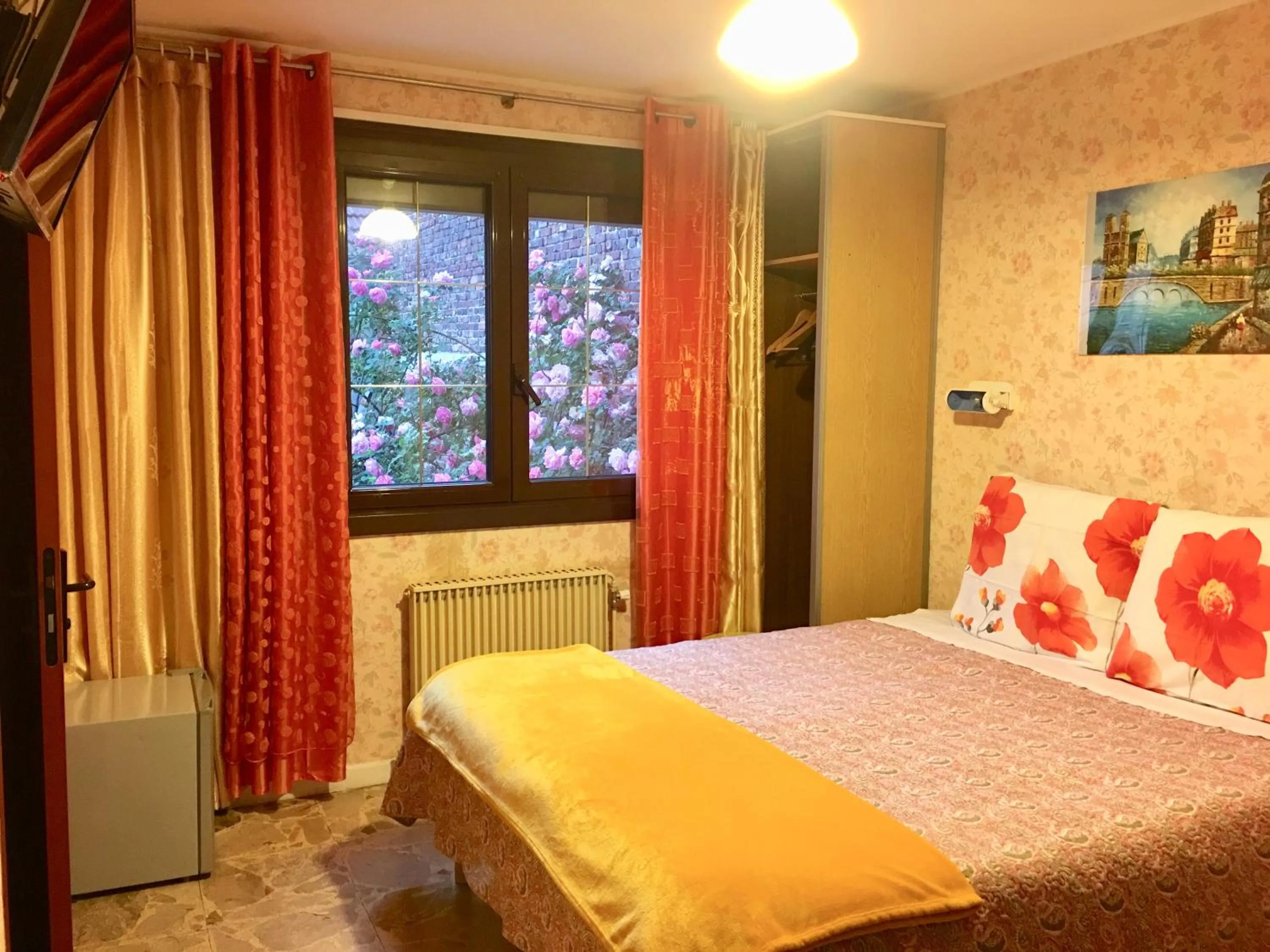 Bed in Hotel Paris Star