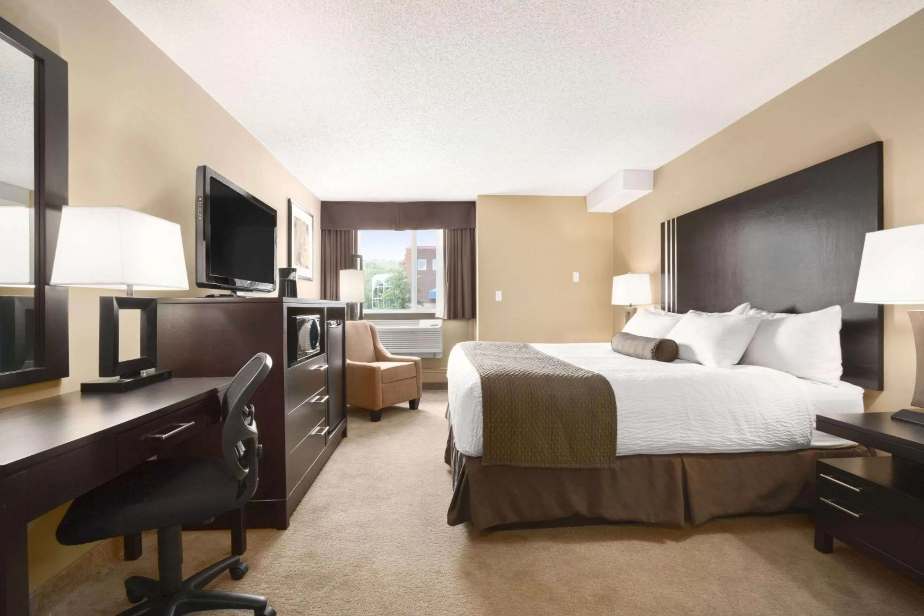 Photo of the whole room, Bed in Days Inn by Wyndham Calgary Northwest