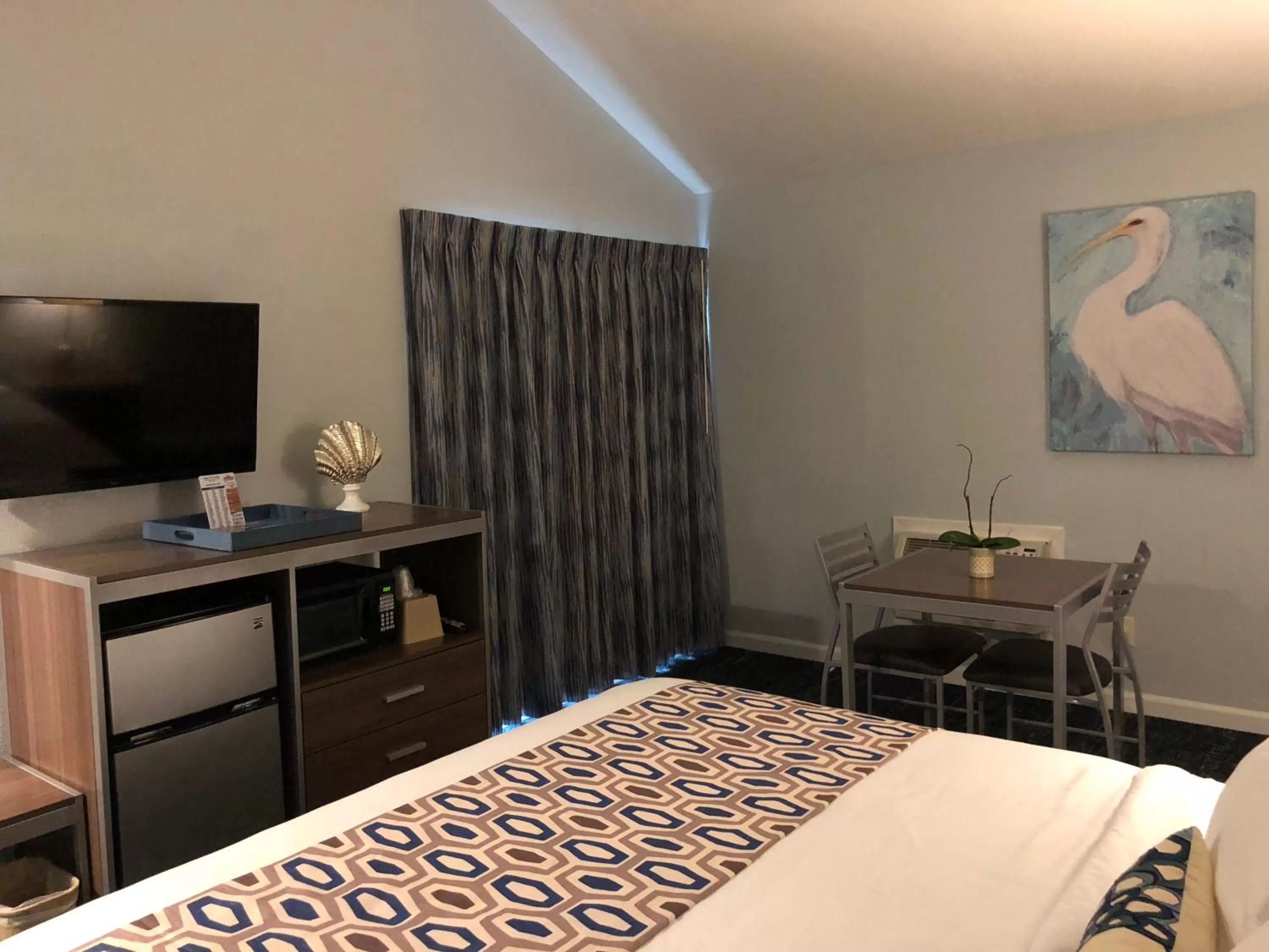 Photo of the whole room, Bed in Sand Dollar Inn