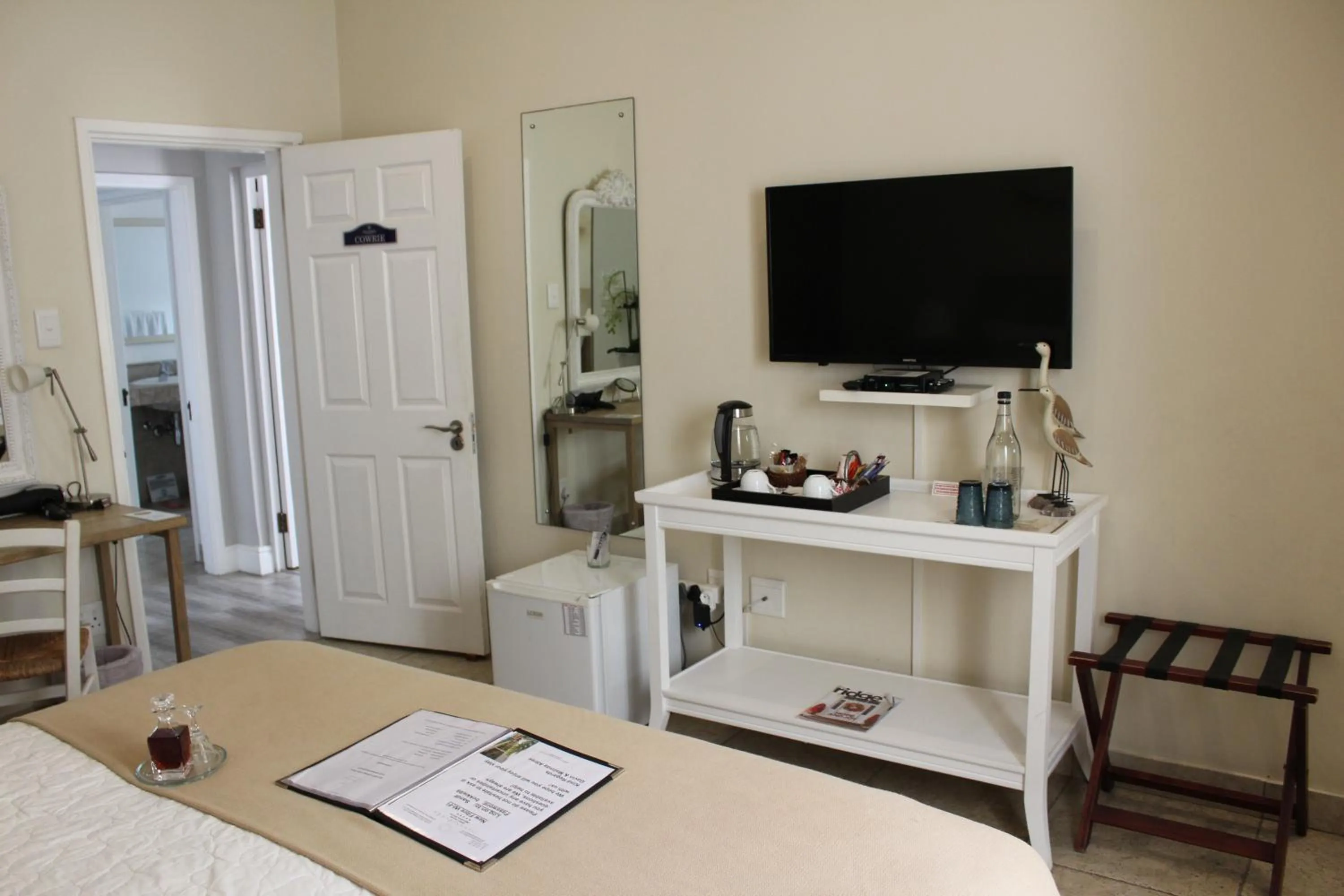 Coffee/tea facilities, Bed in Sandals Guest House