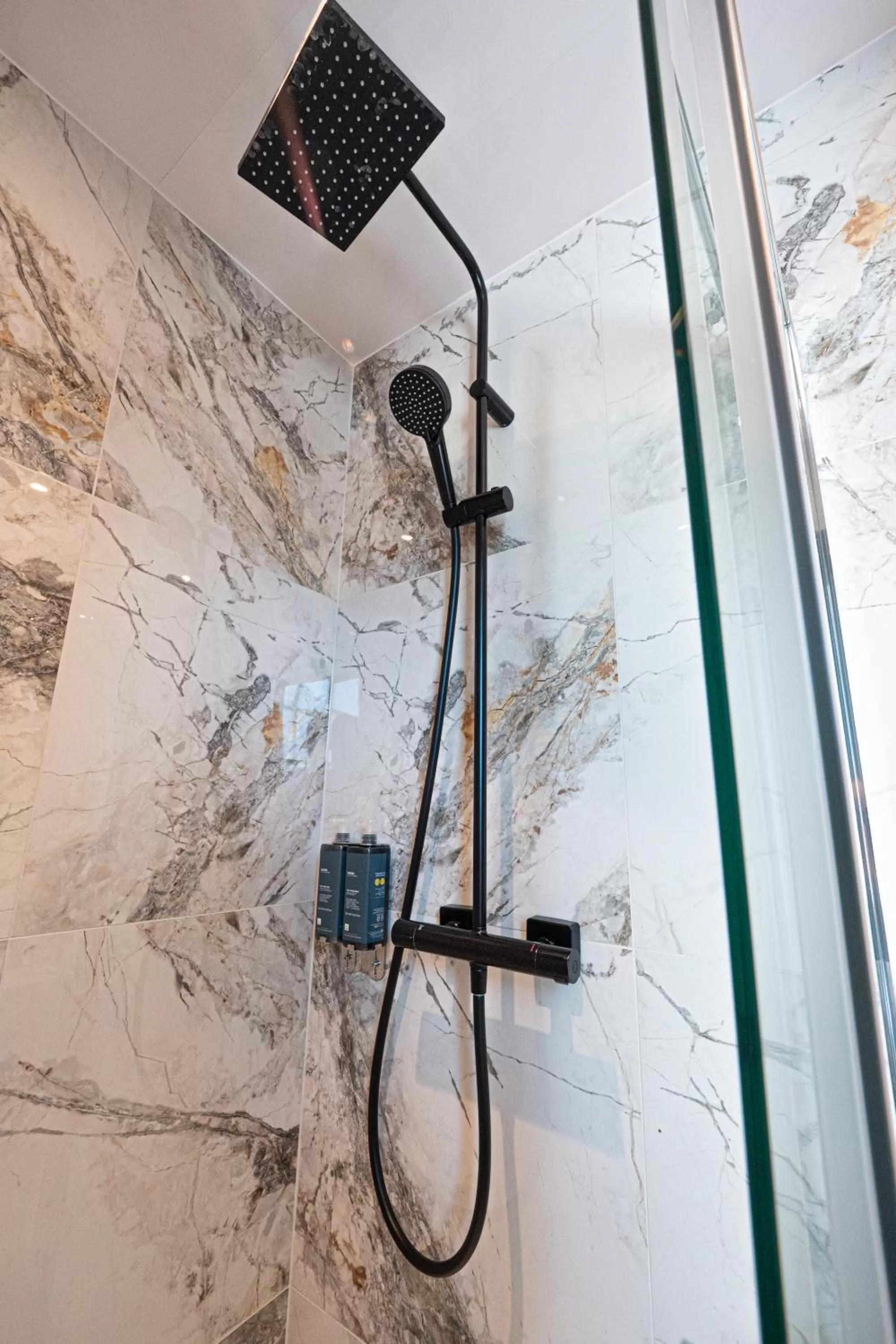 Shower in Hyde Park Green