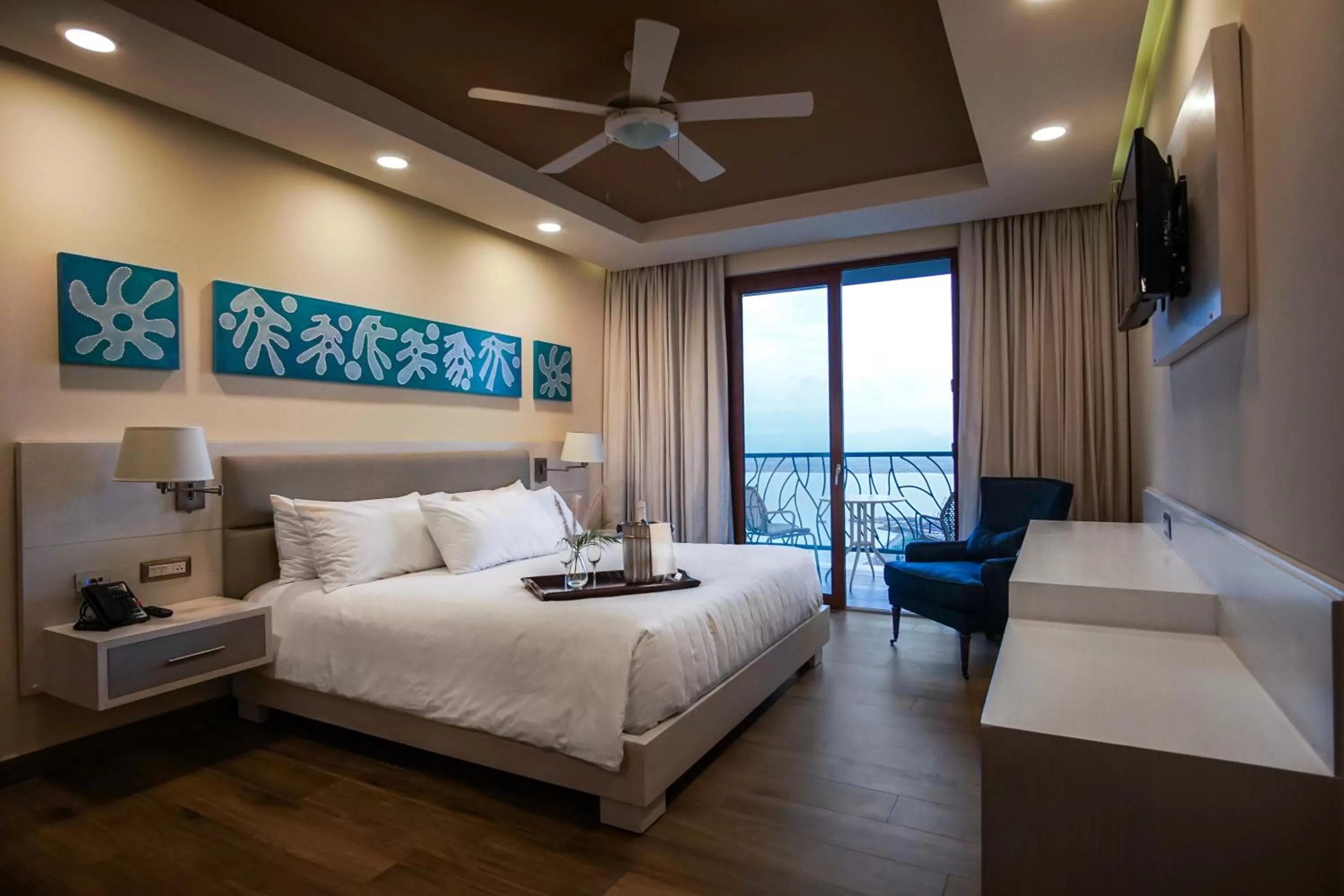 TV and multimedia, Bed in Satama Hotel