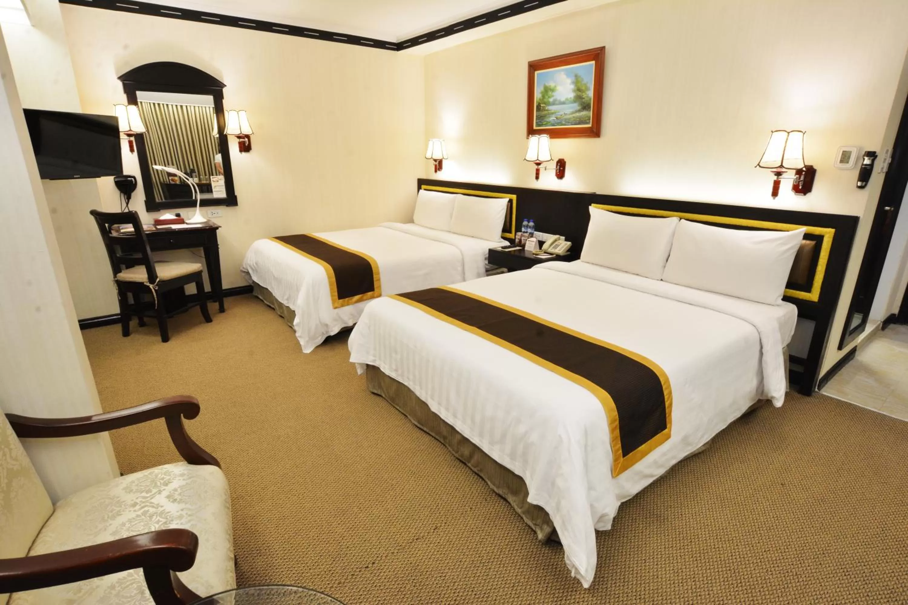 Bed in Bayview Park Hotel Manila