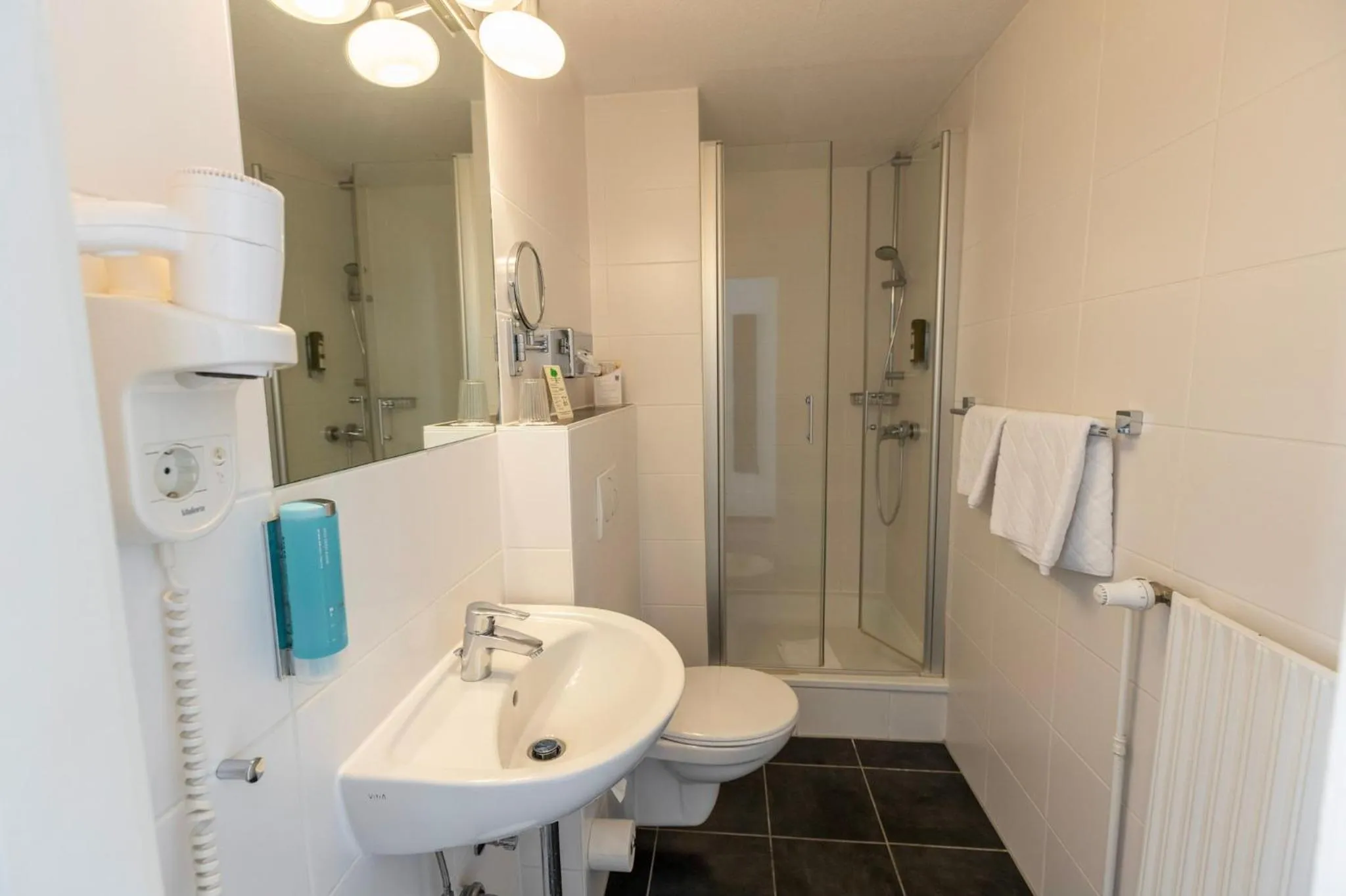 Bathroom in Comfort Hotel tom Kyle